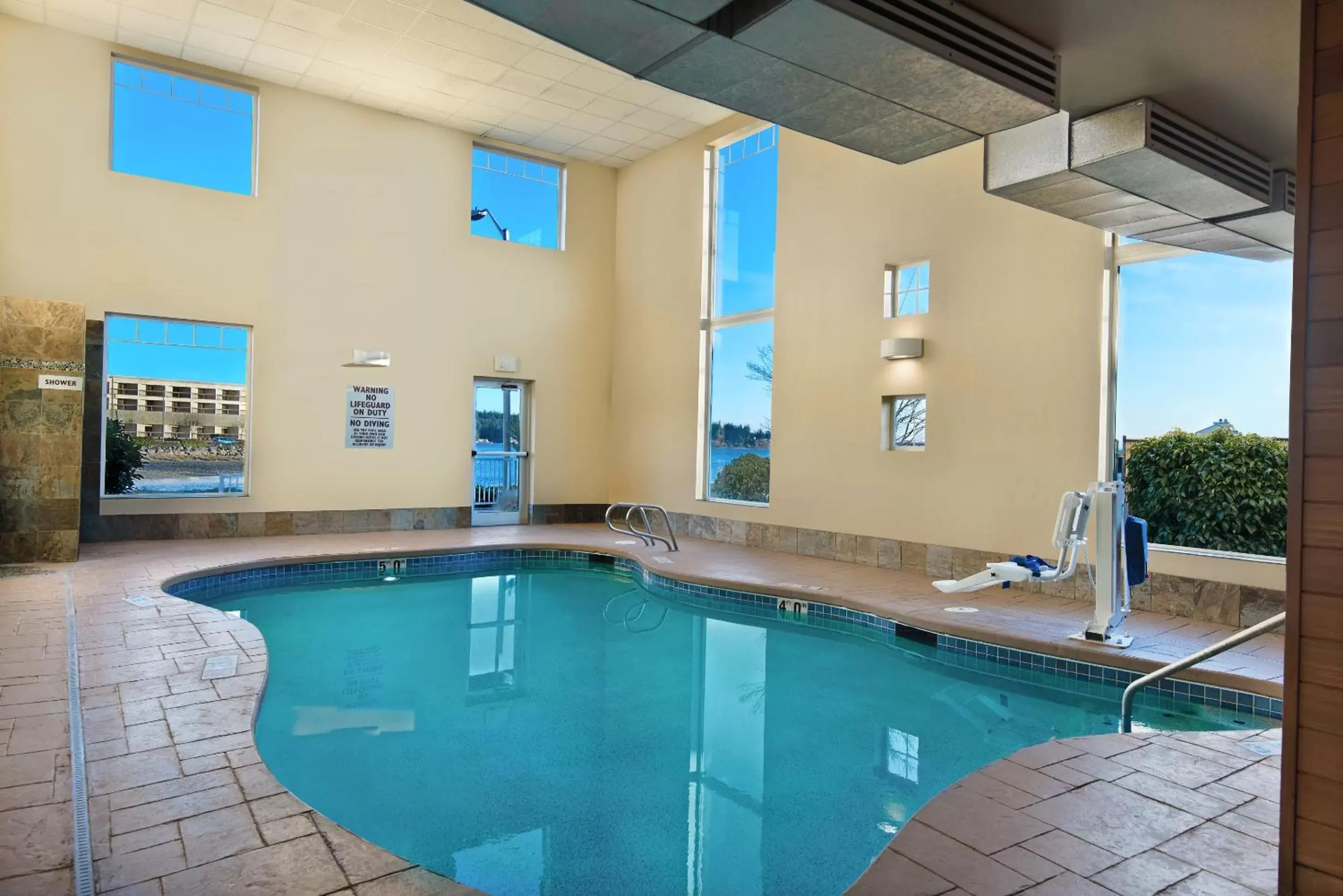 Swimming Pool in Oxford Suites Silverdale