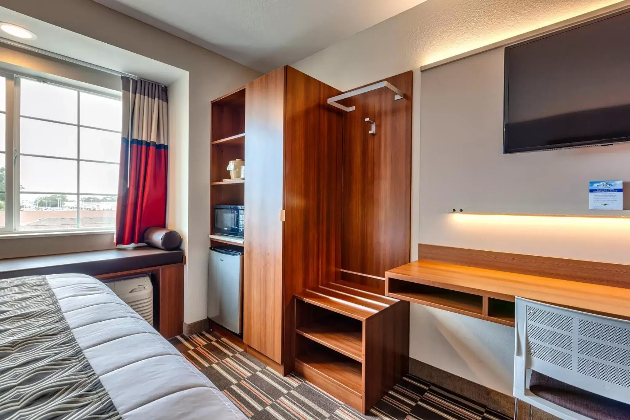 TV and multimedia, Bed in Microtel Inn & Suites by Wyndham Niagara Falls