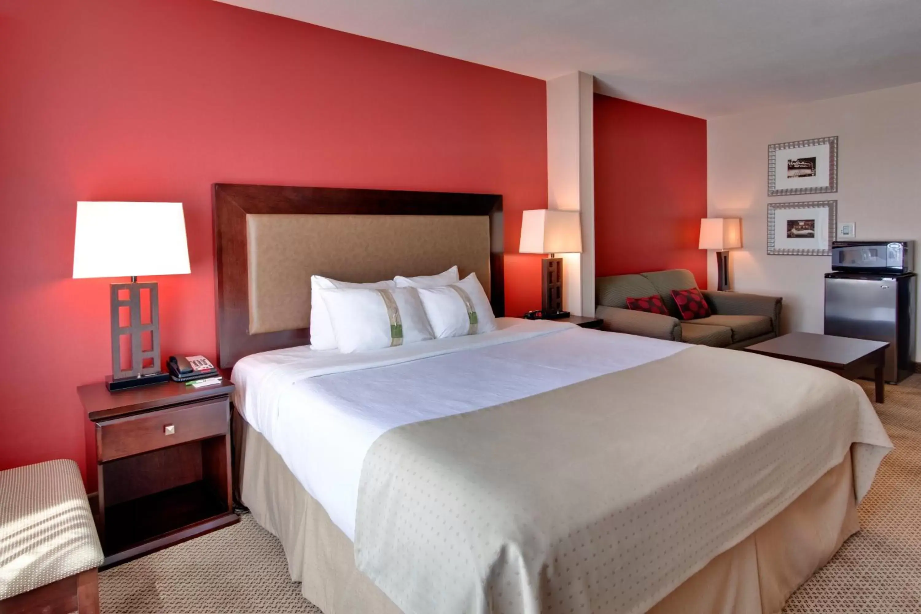 Photo of the whole room, Bed in Holiday Inn Hotel & Suites Bakersfield, an IHG Hotel