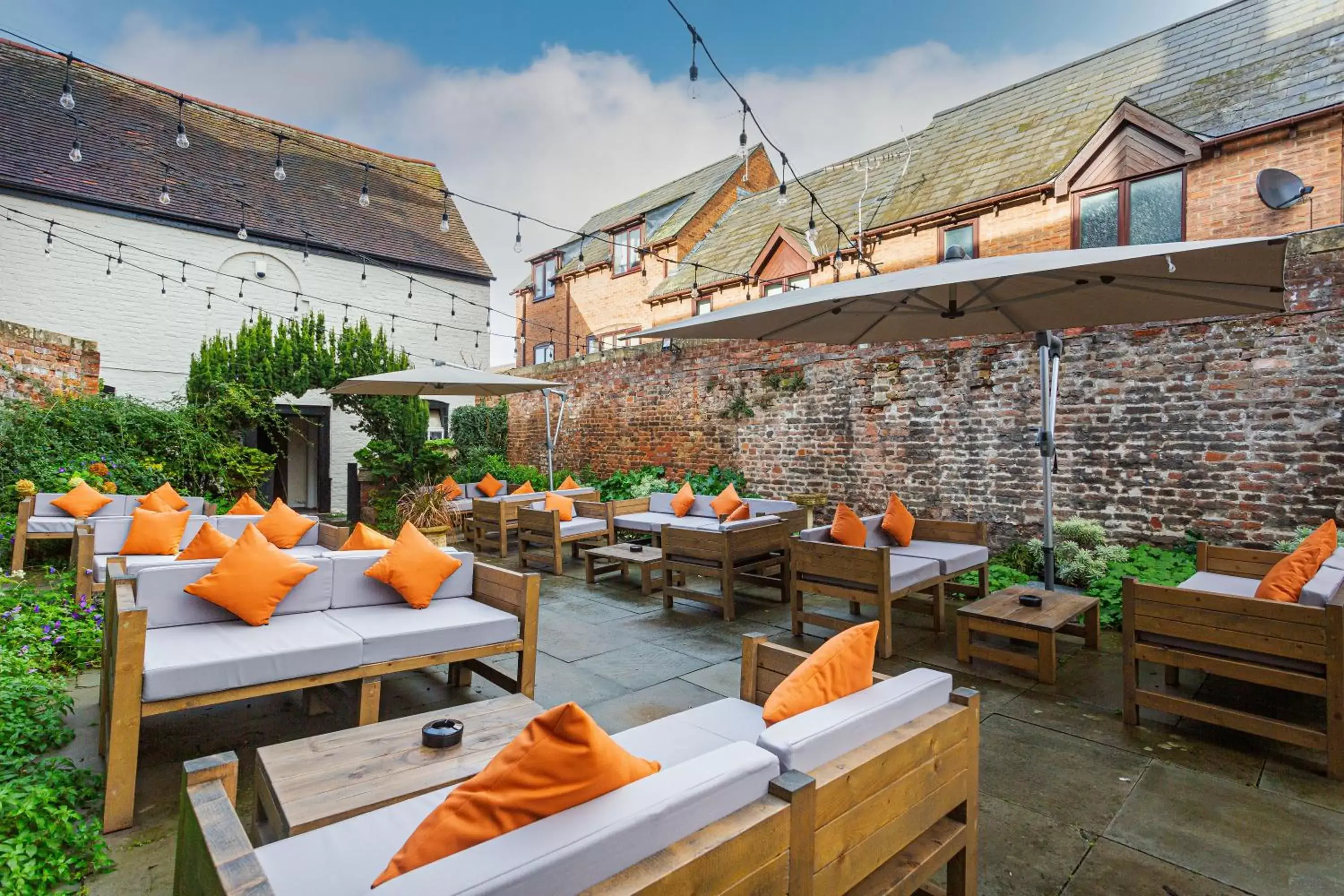 Garden, Restaurant/Places to Eat in The Tudor House Hotel, Tewkesbury, Gloucestershire