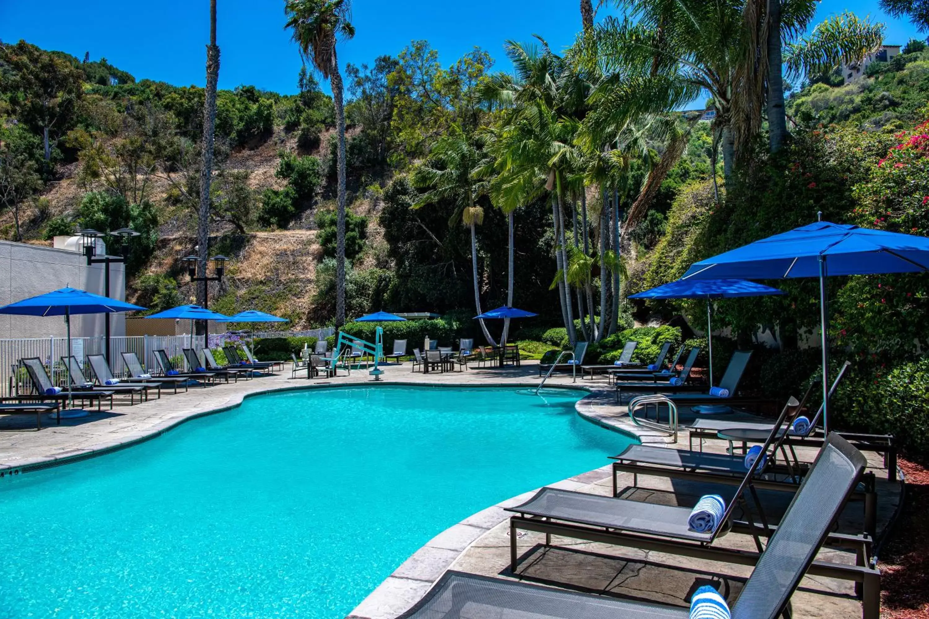 Swimming Pool in Sheraton Mission Valley San Diego Hotel