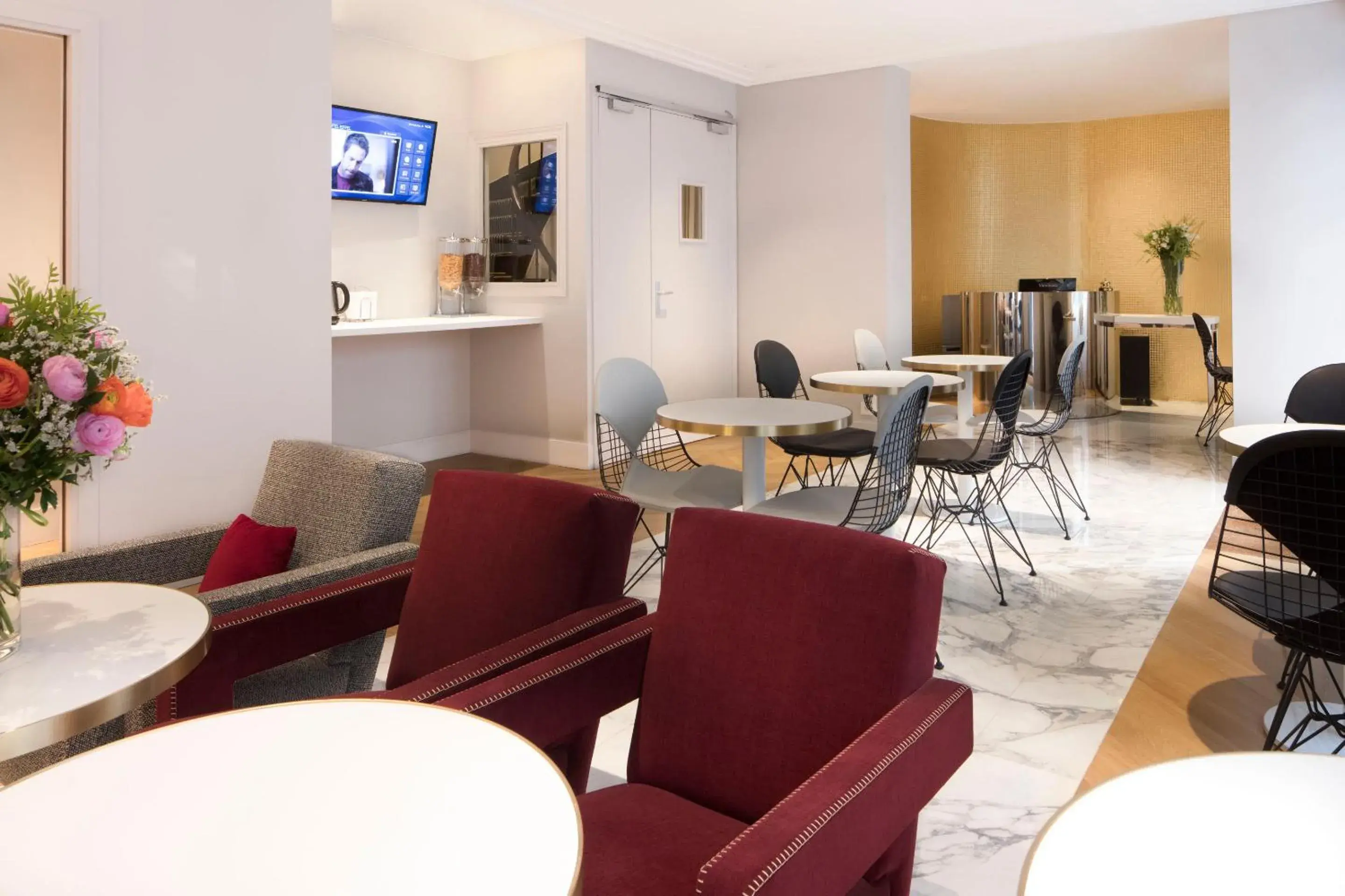 Communal lounge/ TV room, Lounge/Bar in Nouvel Hotel Eiffel