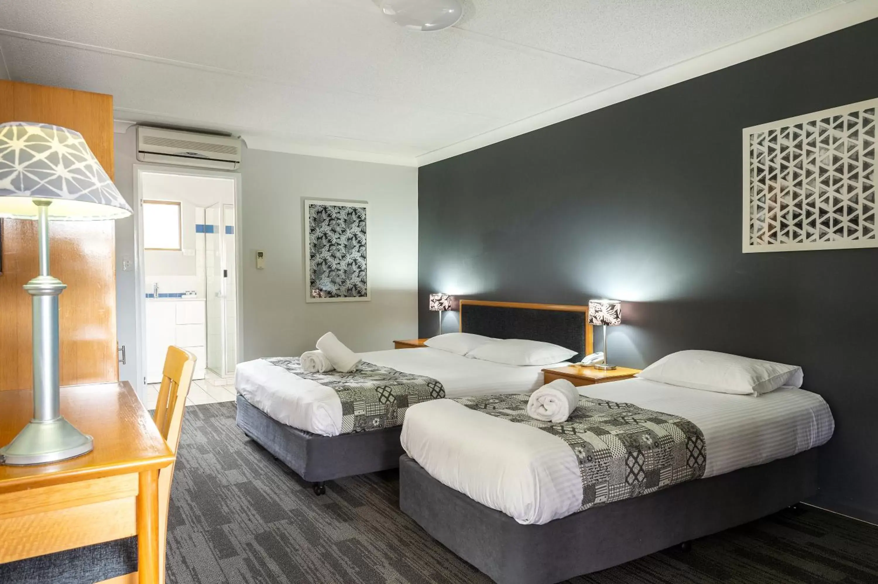 Photo of the whole room, Bed in Country Motel Ipswich
