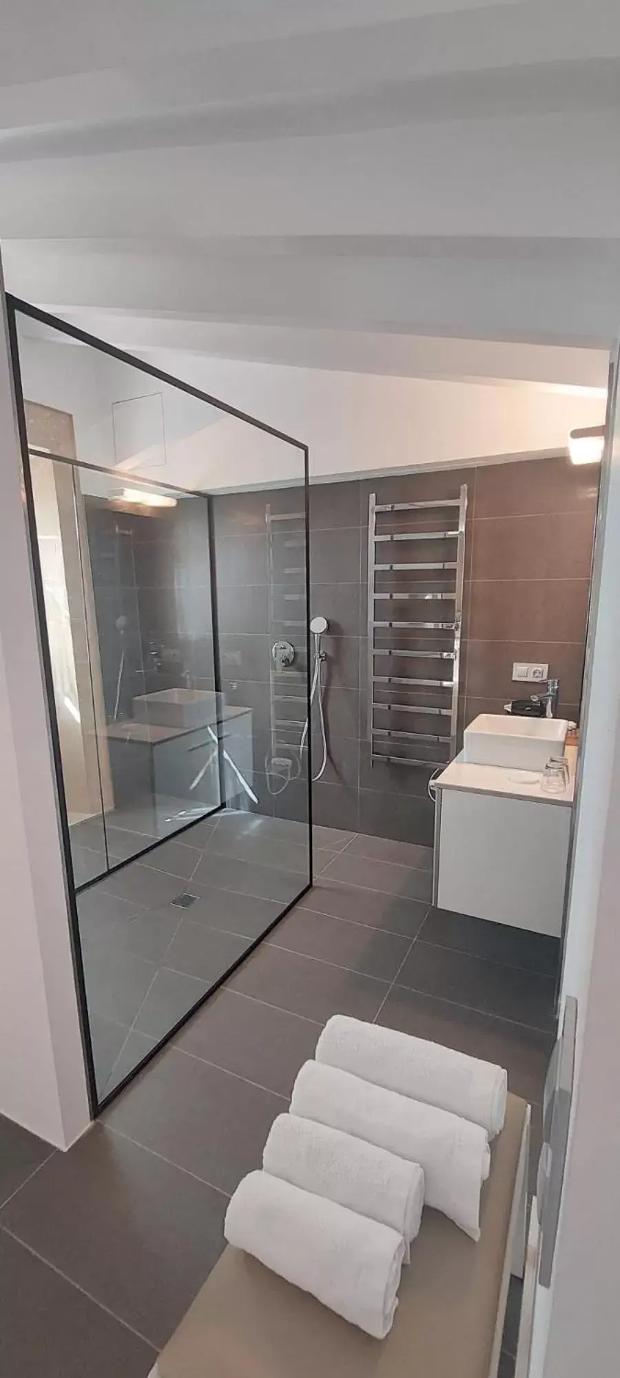 Shower, Bathroom in Bennoc Petit Hotel