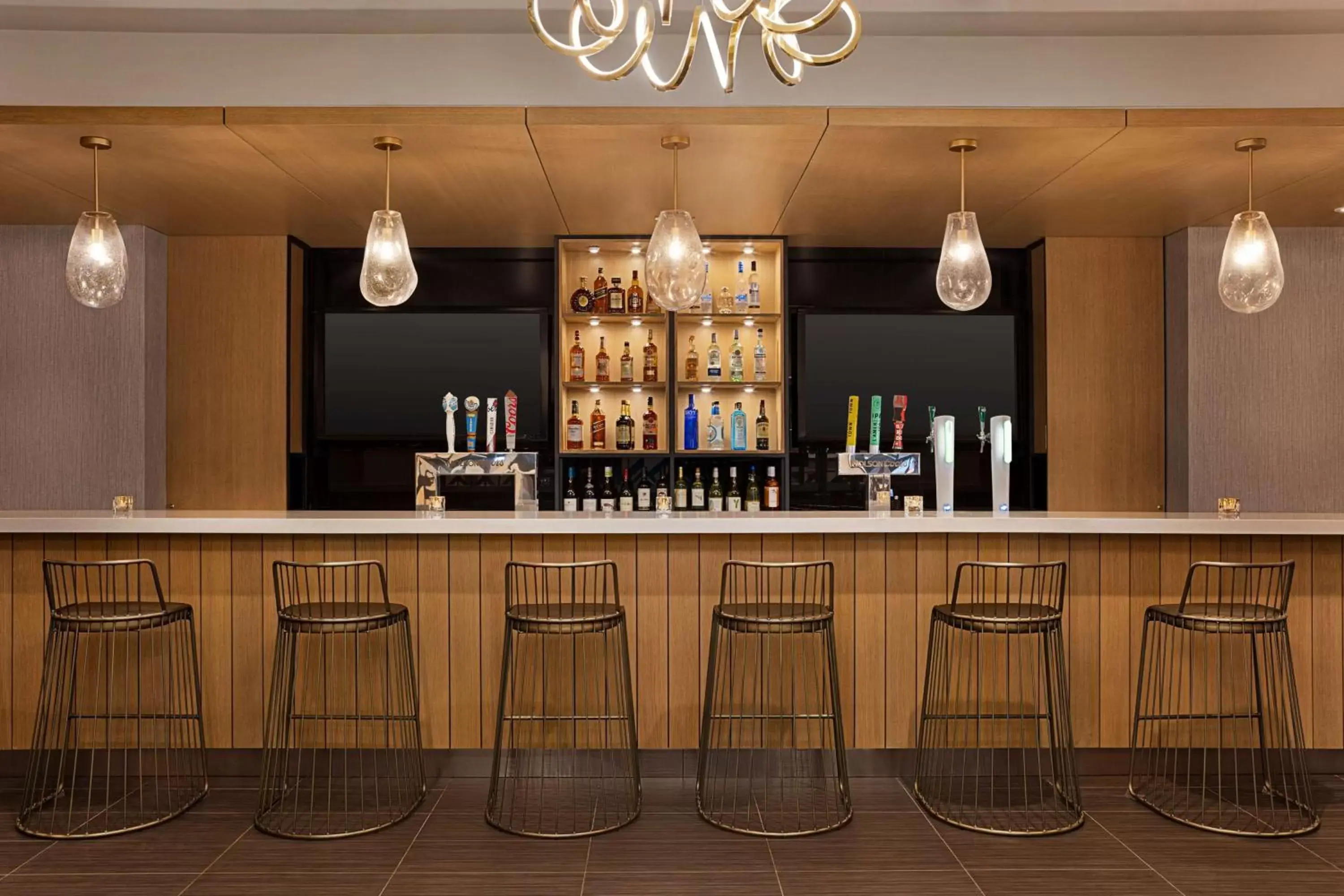 Lounge or bar, Lounge/Bar in Doubletree By Hilton Pointe Claire Montreal Airport West
