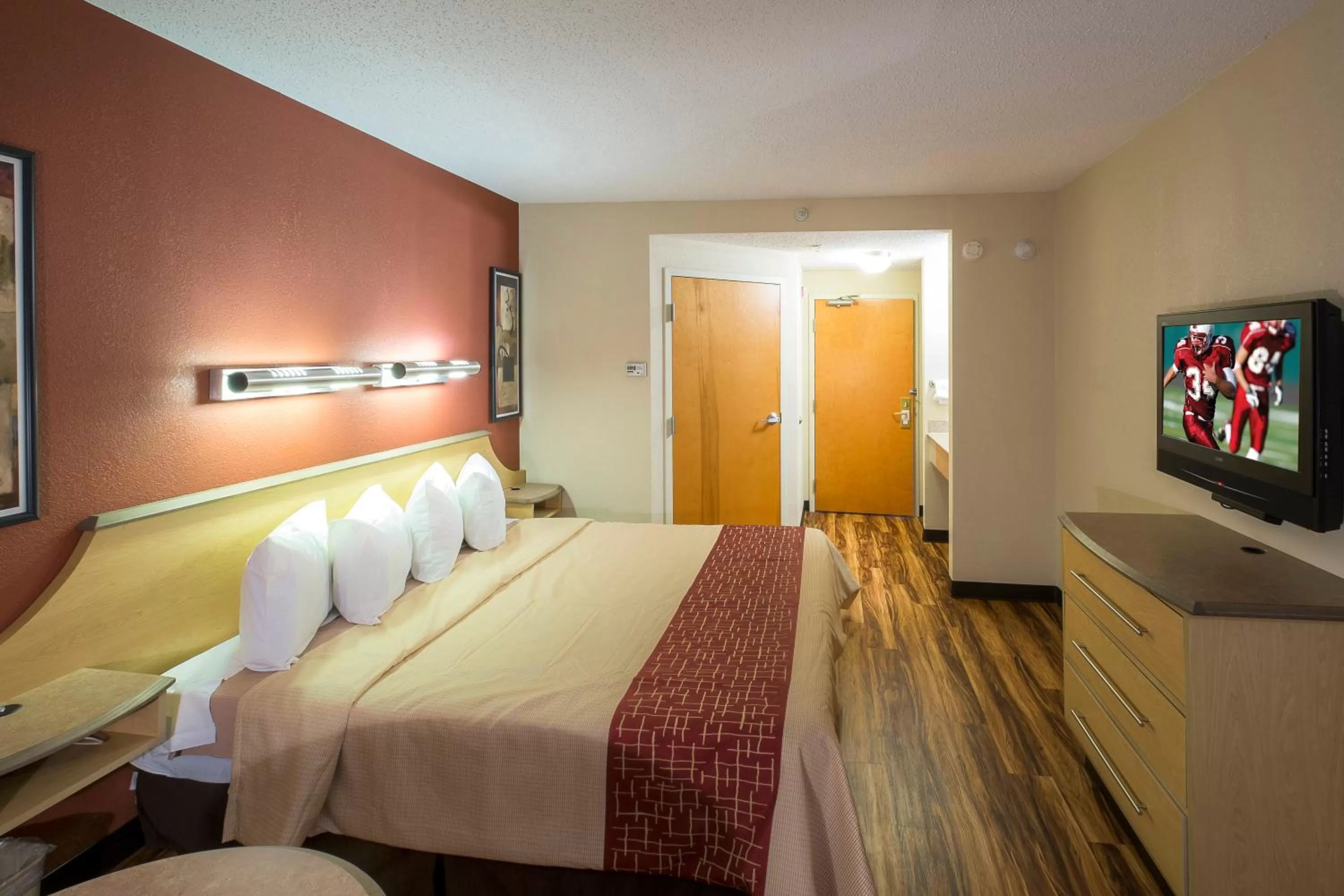 Photo of the whole room, Bed in Red Roof Inn & Suites Philadelphia - Bellmawr