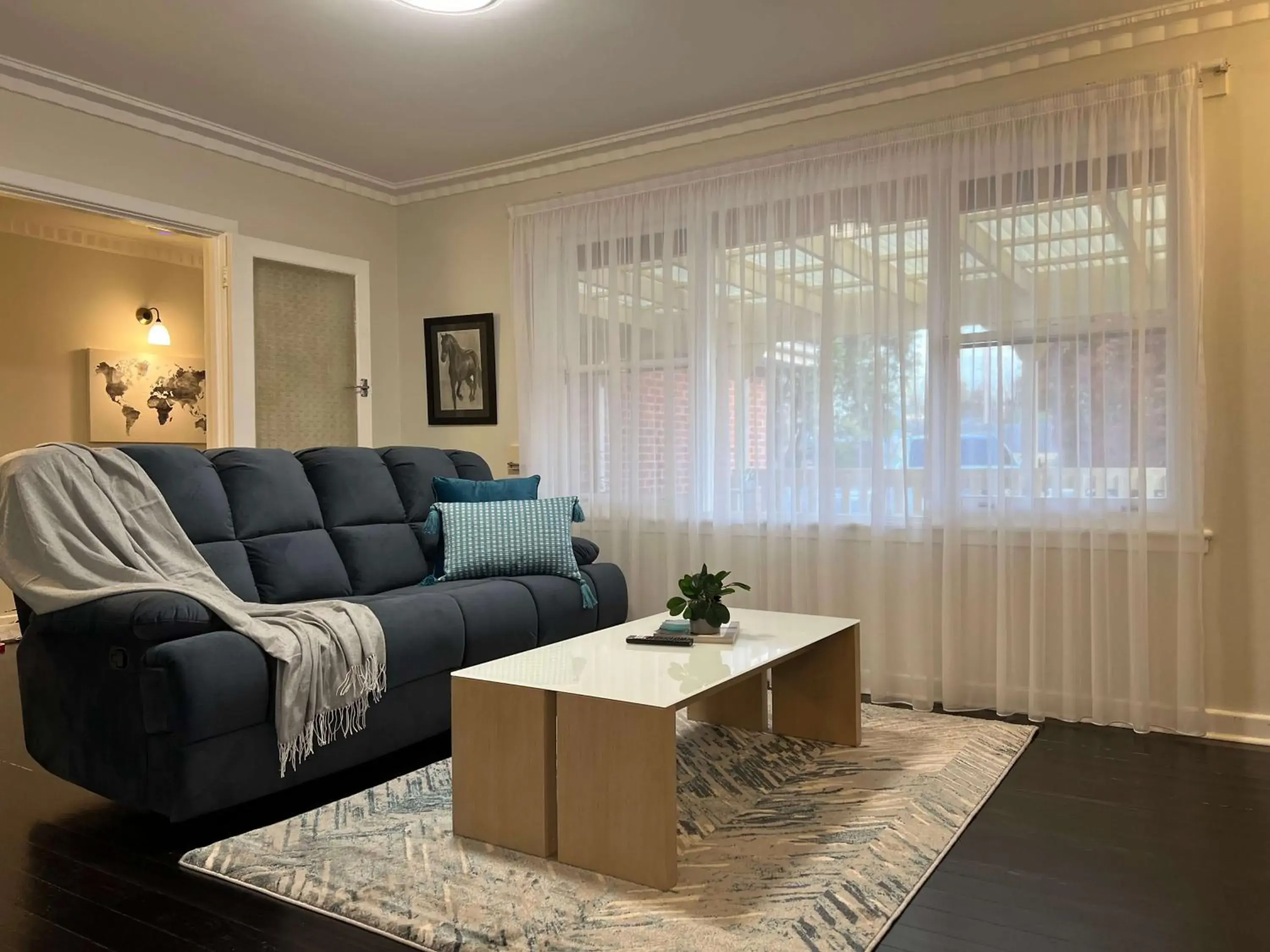 Living room, Seating Area in Hamilton's Queanbeyan Motel