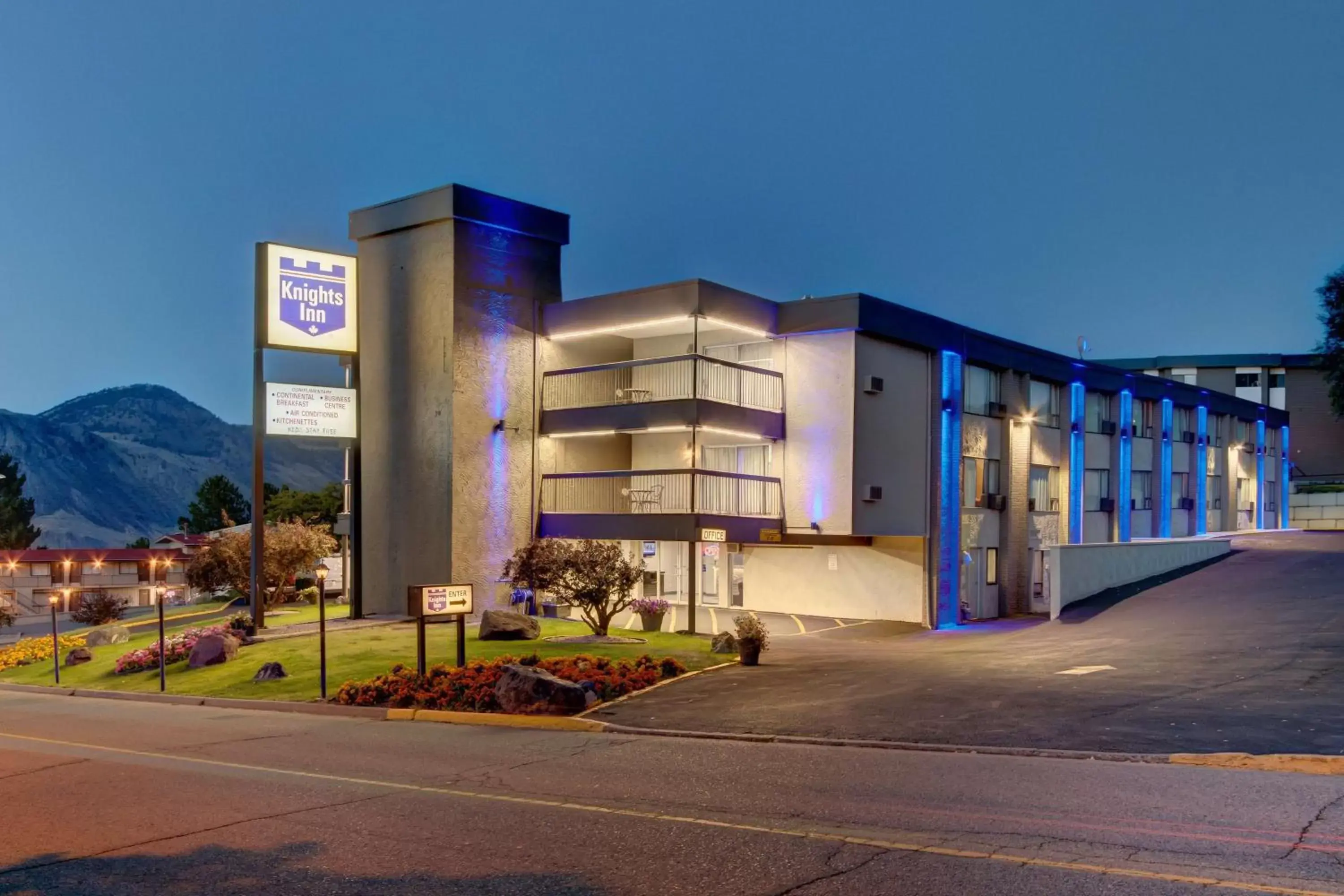 Property building in Knights Inn Kamloops Property building in Knights Inn Kamloops