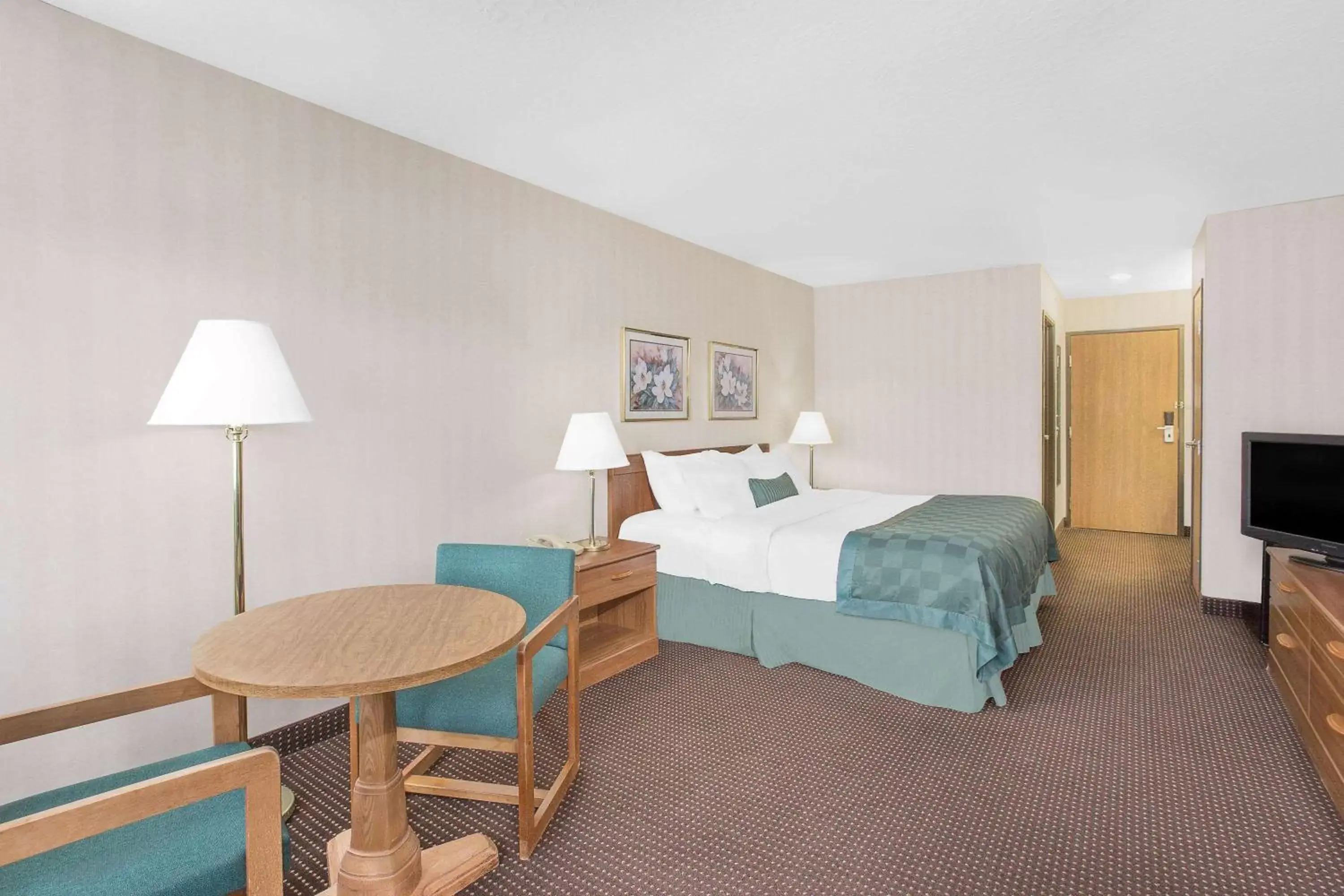 Photo of the whole room, Bed in Ramada by Wyndham Hancock Waterfront