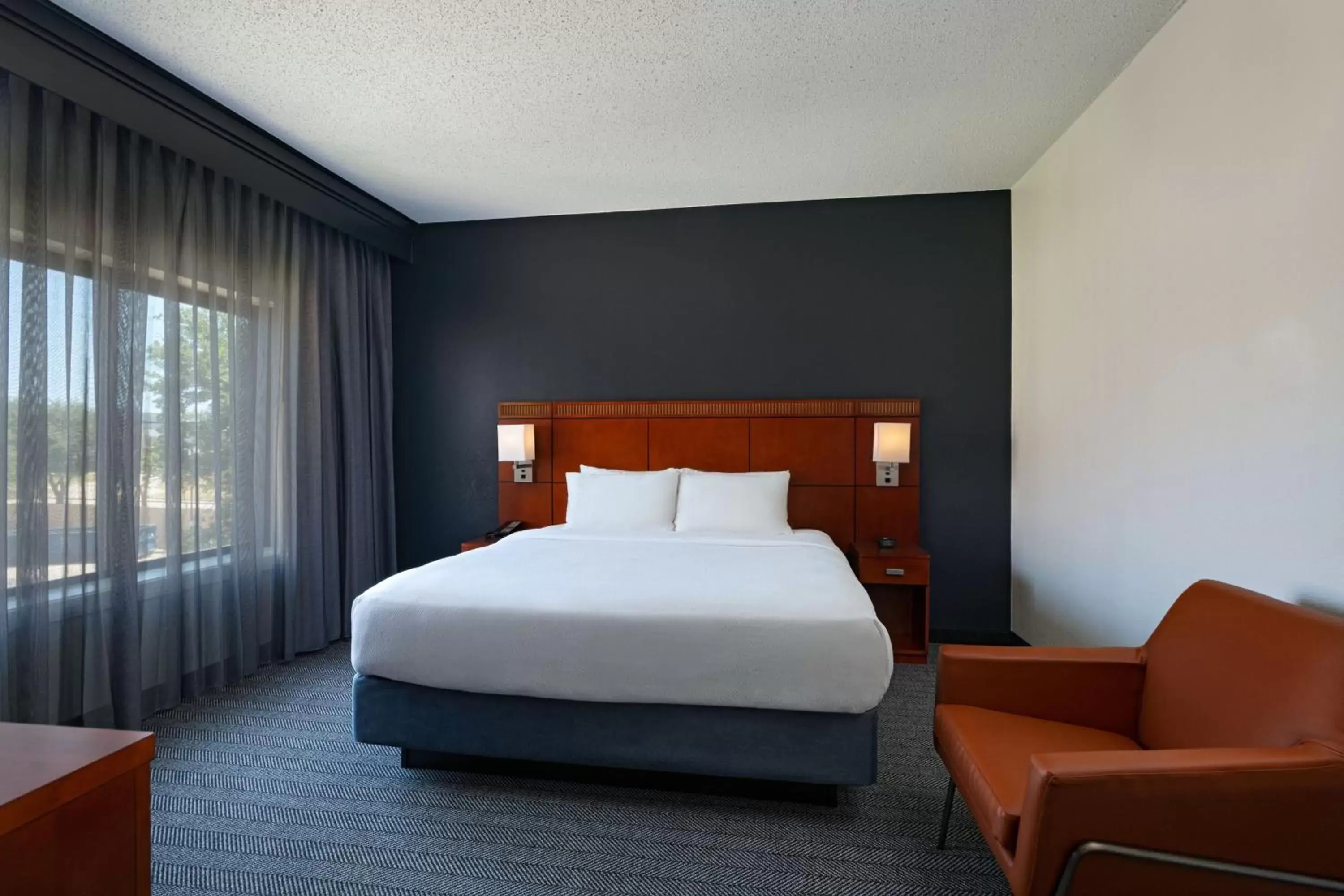Bedroom, Bed in Courtyard by Marriott Dallas Plano Parkway at Preston Road