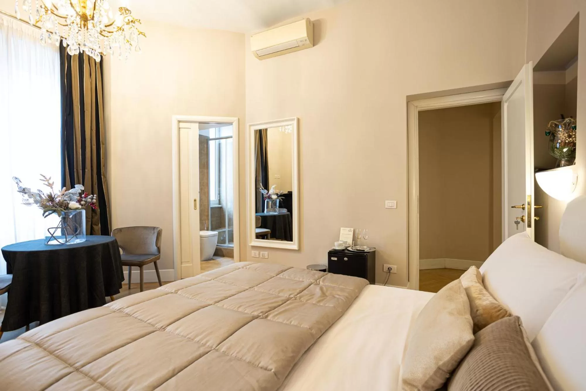 Bedroom, Bed in Cardilli Luxury Rooms