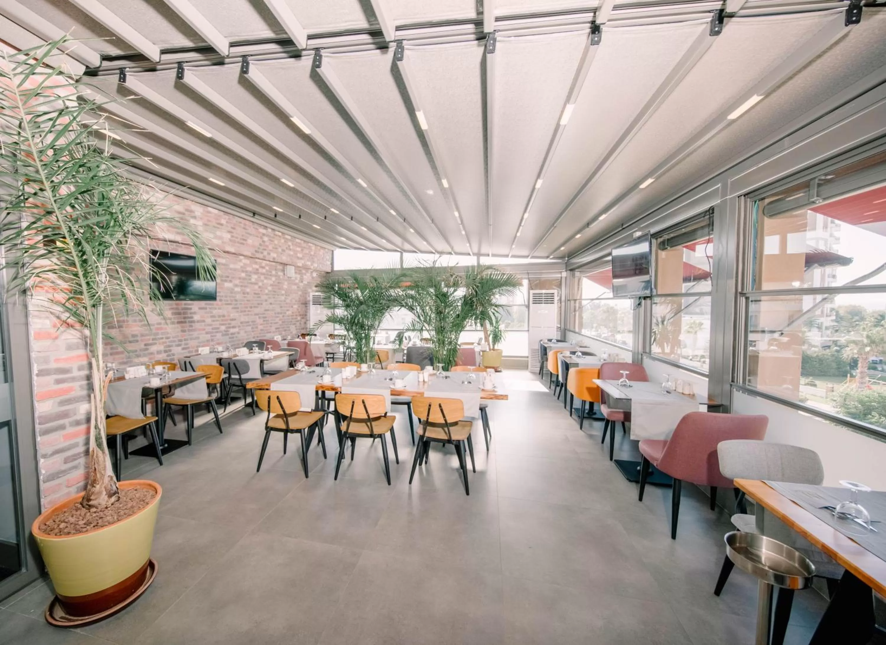 Restaurant/places to eat in Laren Sea Side Hotel Spa