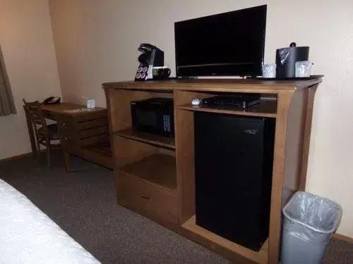 Bedroom, TV/Entertainment Center in Cowlitz River Lodge