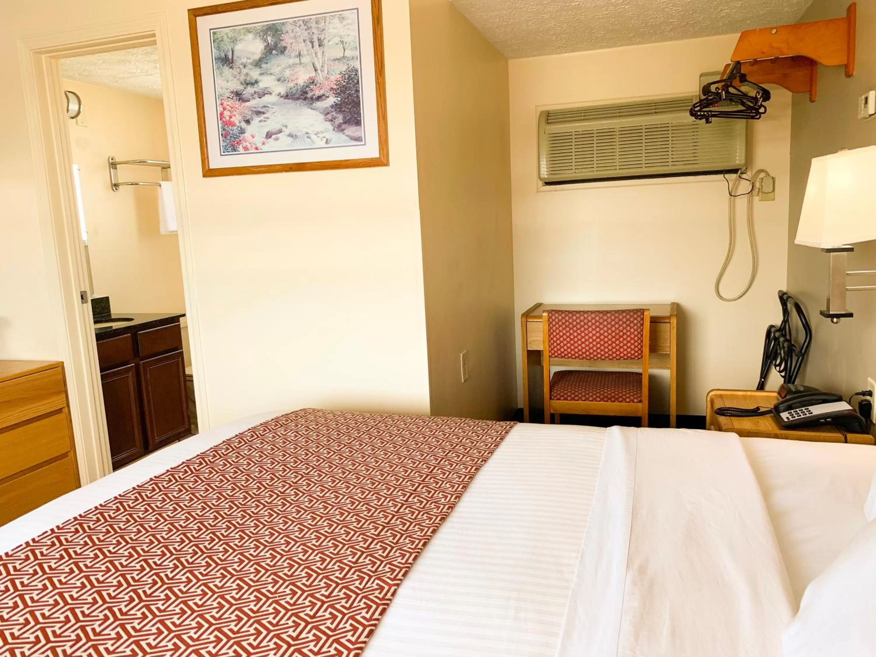 Bedroom, Bed in Sandusky Inn