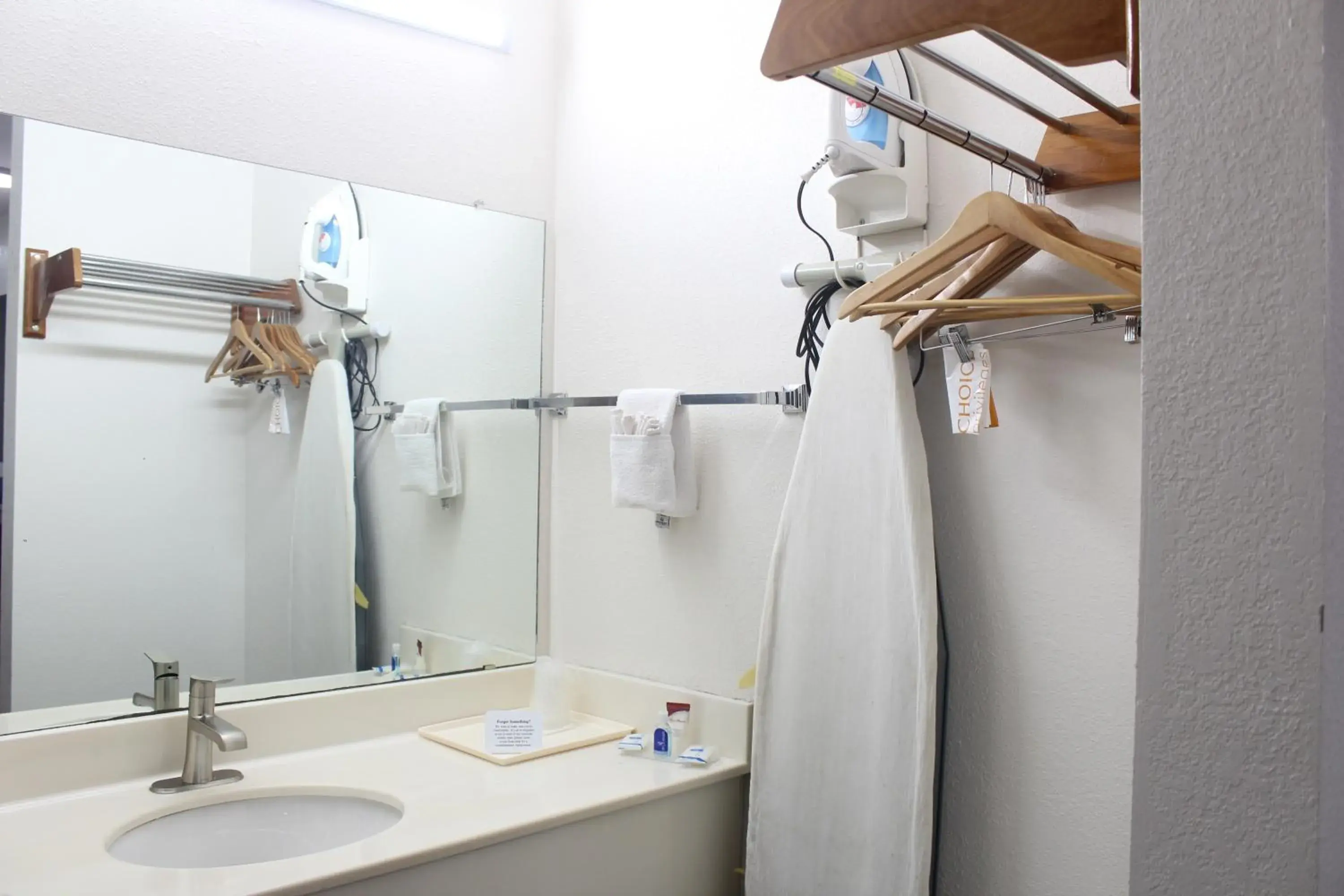 towels, Bathroom in Rodeway Inn Tucumcari