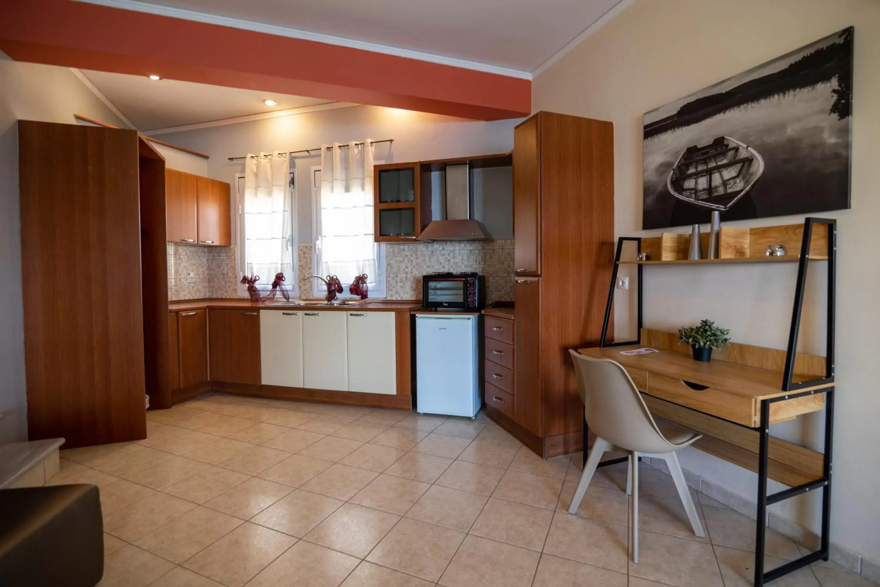 minibar, Kitchen/Kitchenette in Votsalakia Hotel & Suites