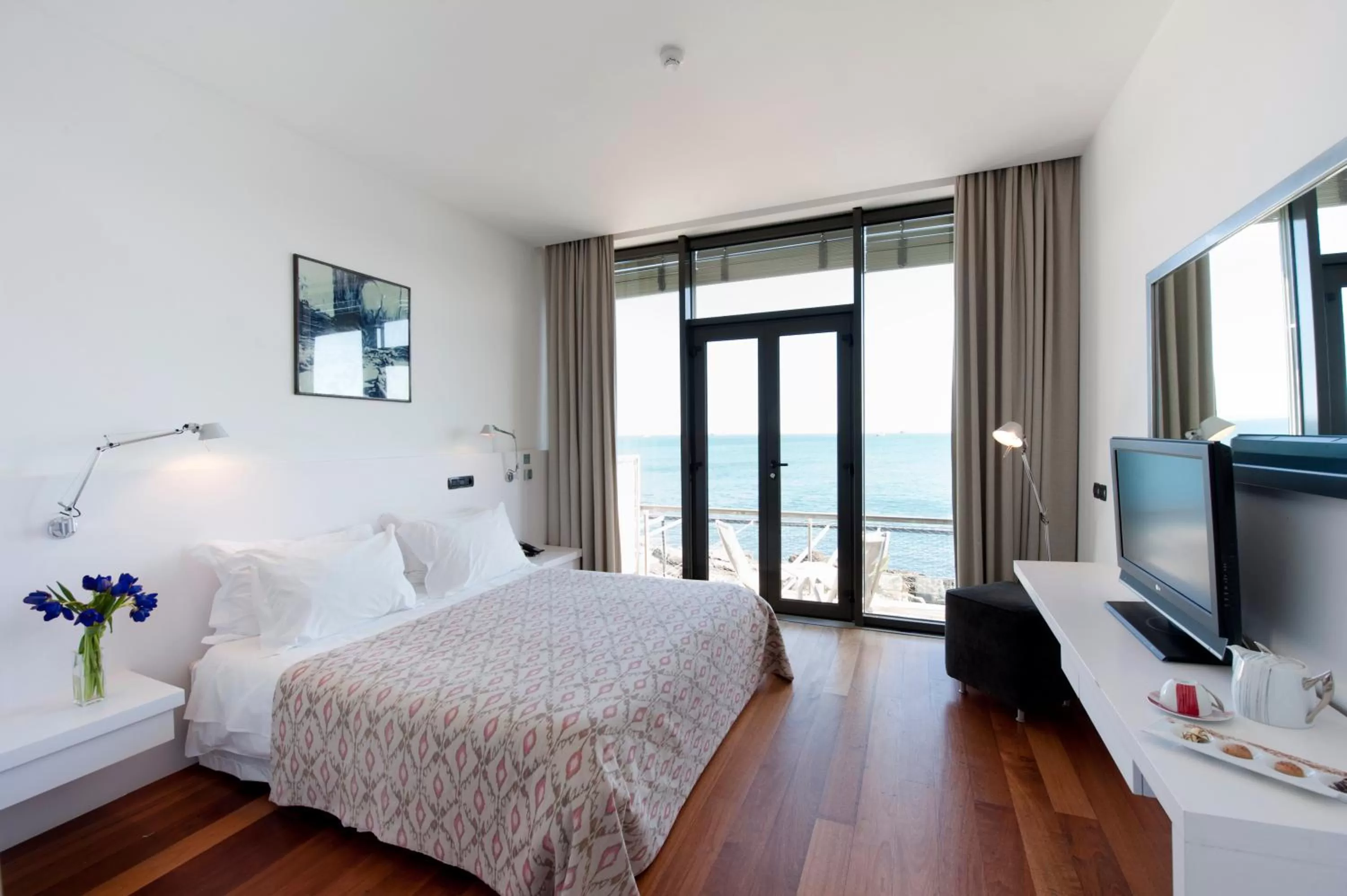 Photo of the whole room, Bed in Farol Hotel