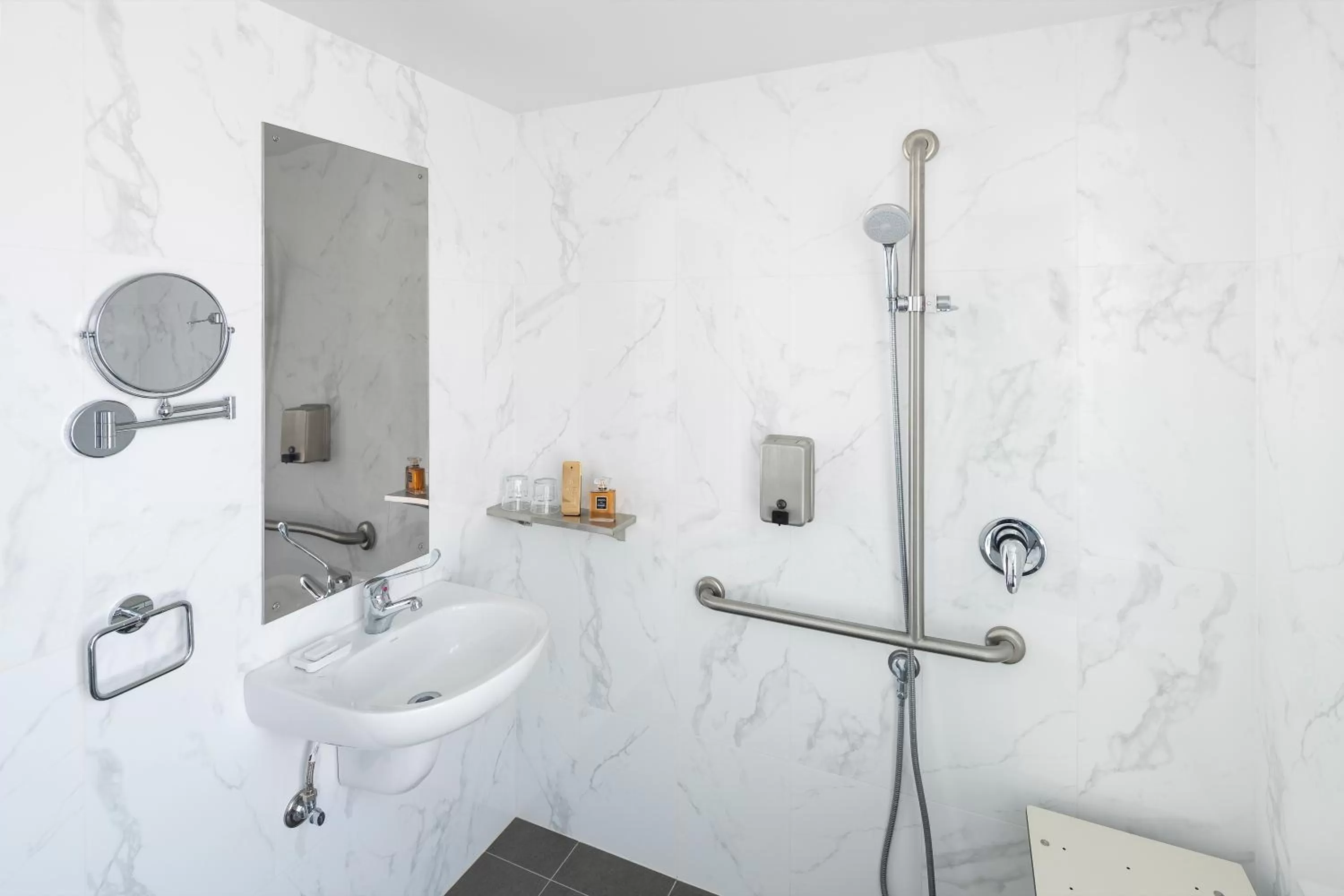 Shower in ibis Sydney World Square