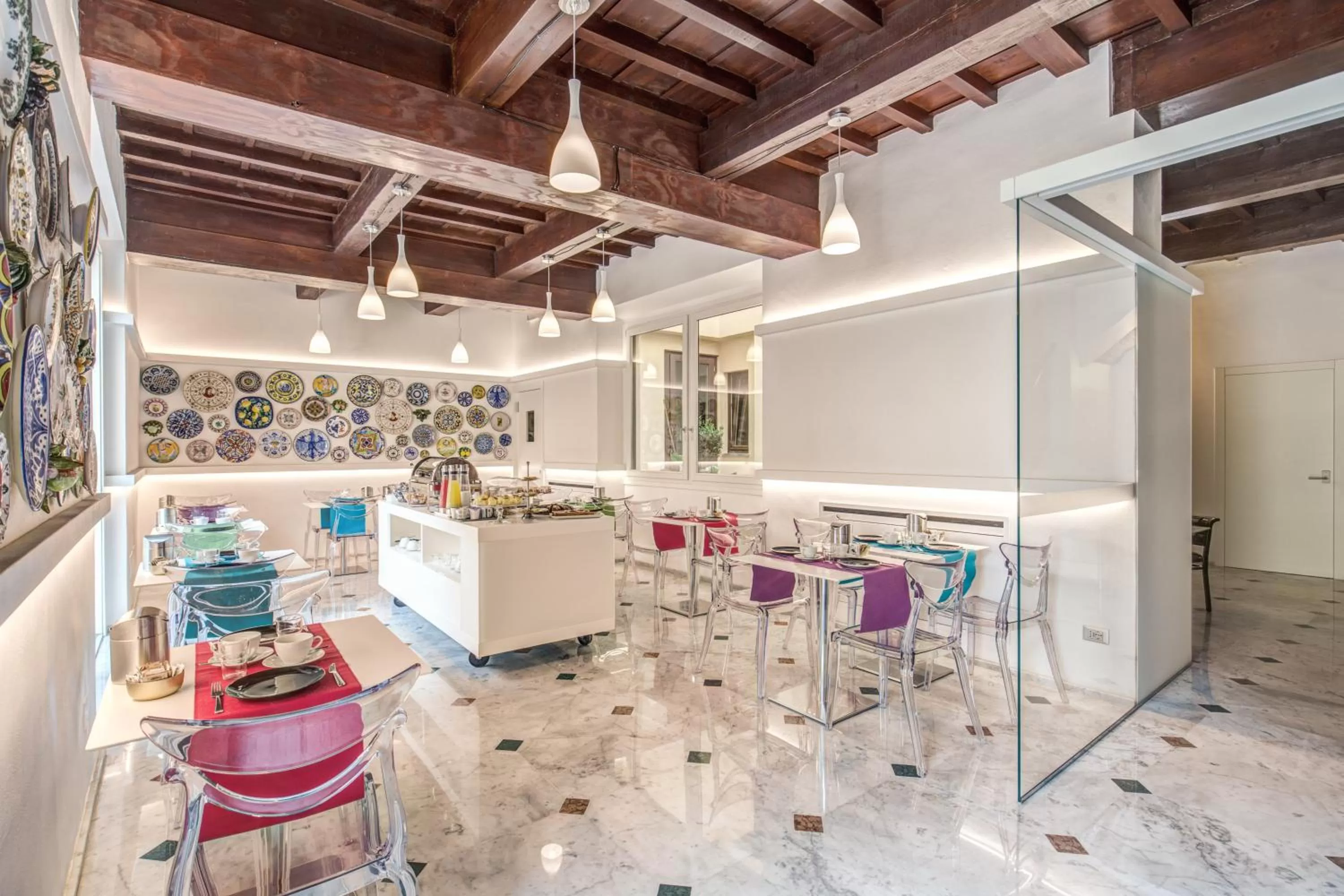 Restaurant/places to eat in Hotel Boston