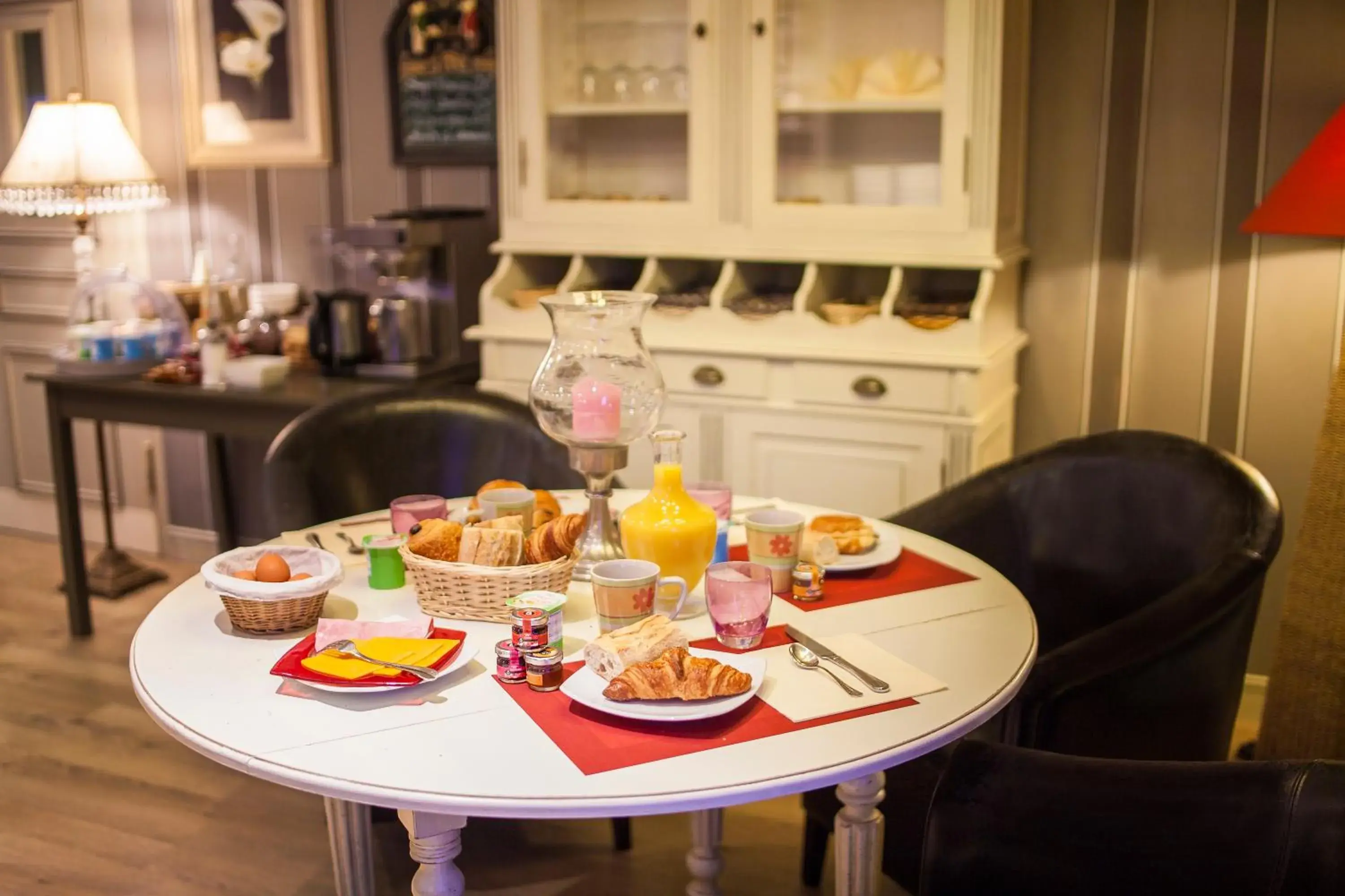Continental breakfast in The Originals City, Le Cottage Hôtel, Bruay-la-Buissière Continental breakfast in The Originals City, Le Cottage Hôtel, Bruay-la-Buissière