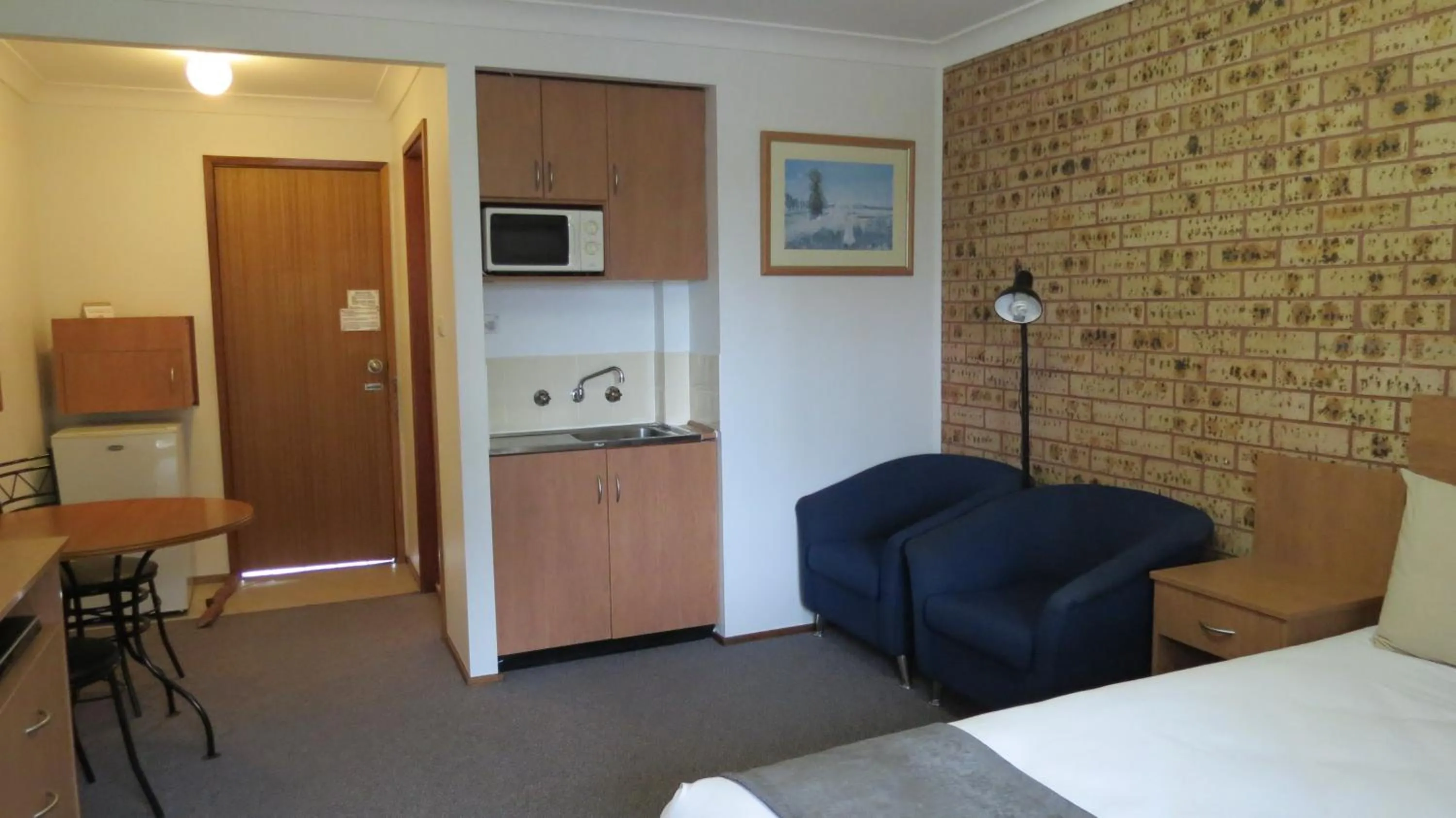 Decorative detail, Bed in Bridge View Motel