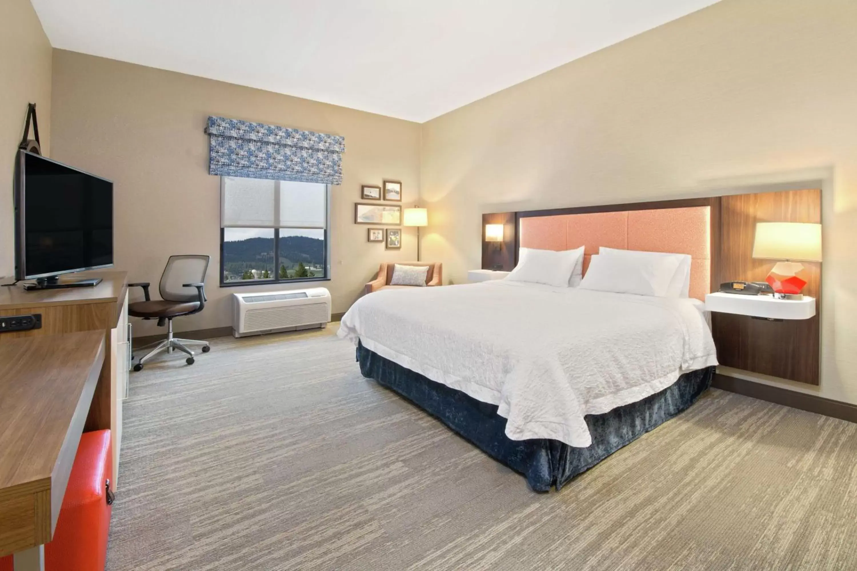 Bed in Hampton Inn & Suites Spokane Valley
