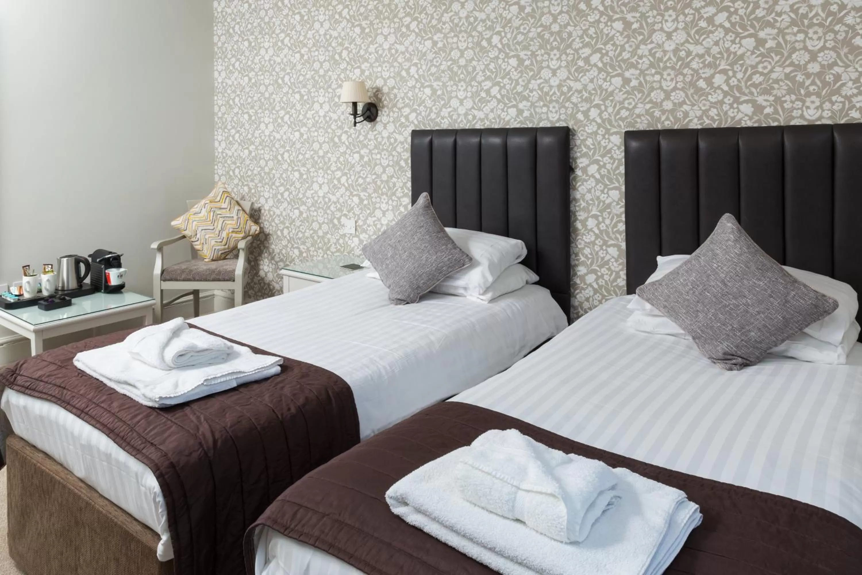 Bedroom, Bed in The Dog & Bear Hotel