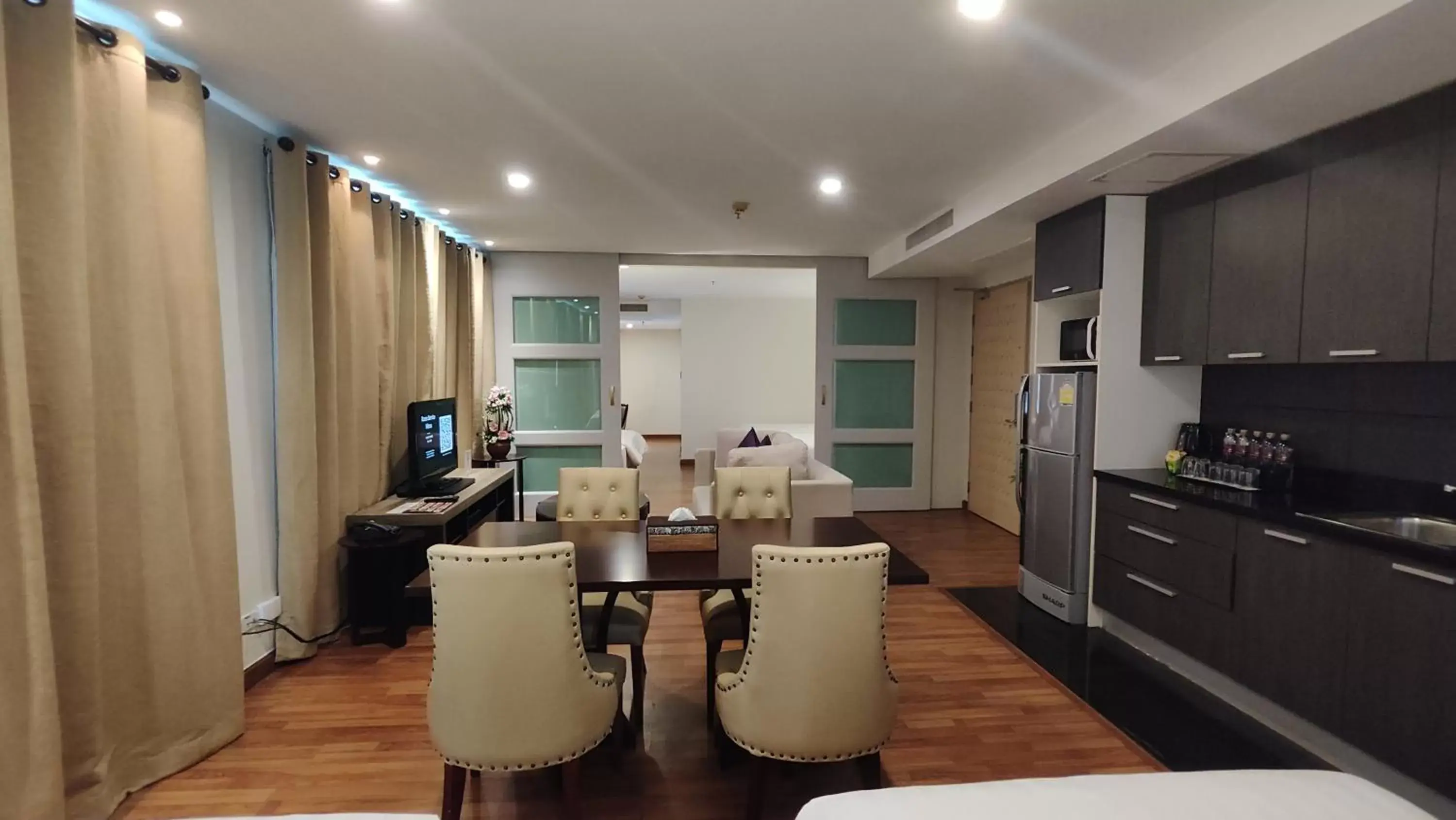 Living room, Kitchen/Kitchenette in The Bless Hotel and Residence