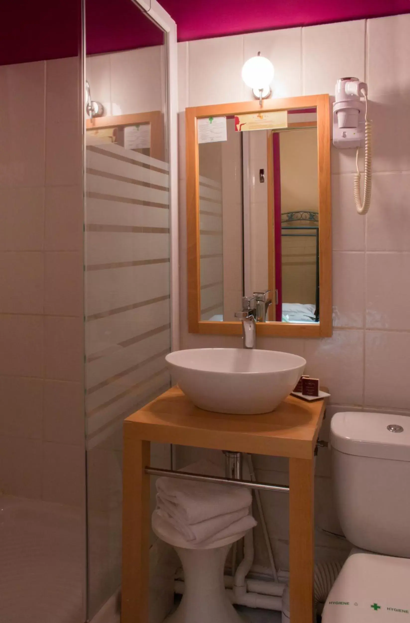 Shower, Bathroom in Hotel Cote Patio