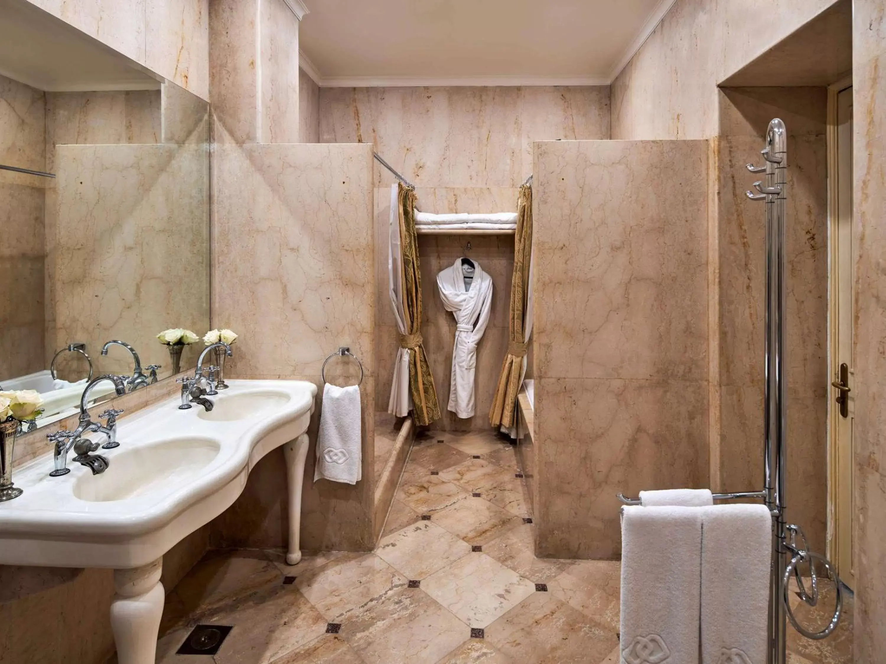 Bedroom, Bathroom in Sofitel Winter Palace Luxor