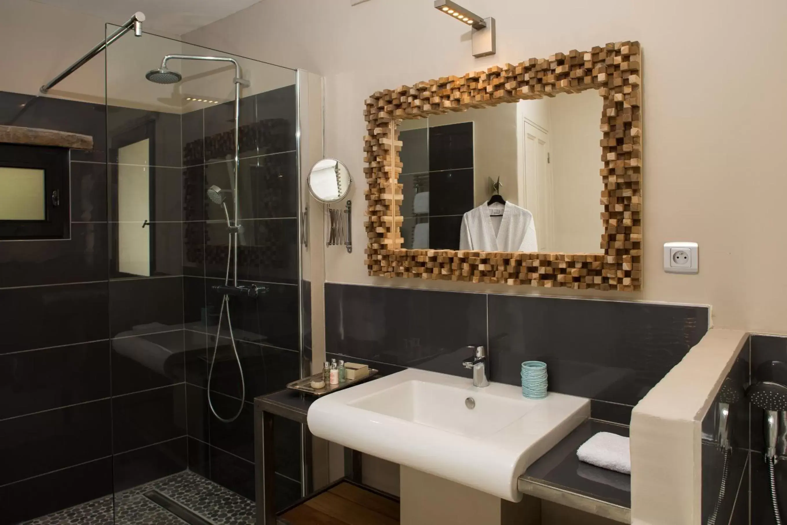 Bathroom in Hôtel La Maison de Crillon