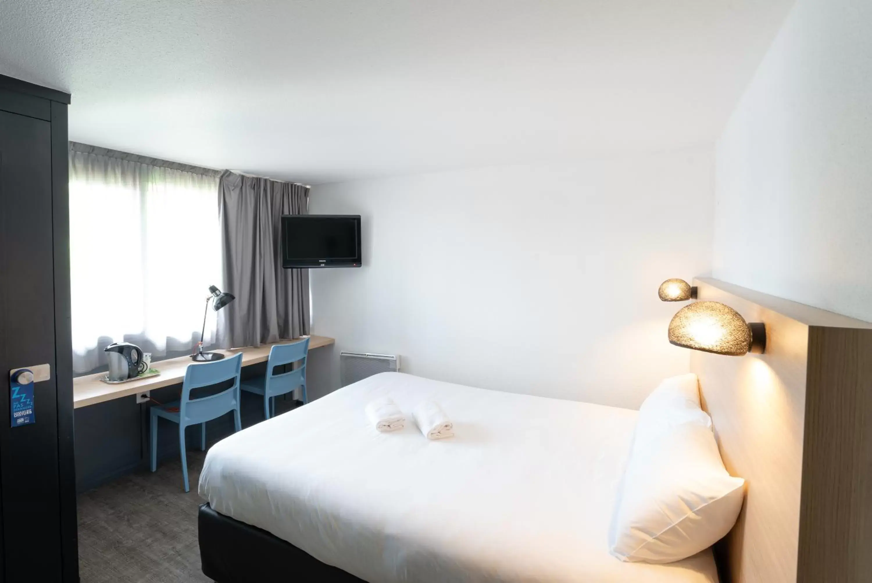 Bedroom, Bed in Hotel Inn Design La Rochelle