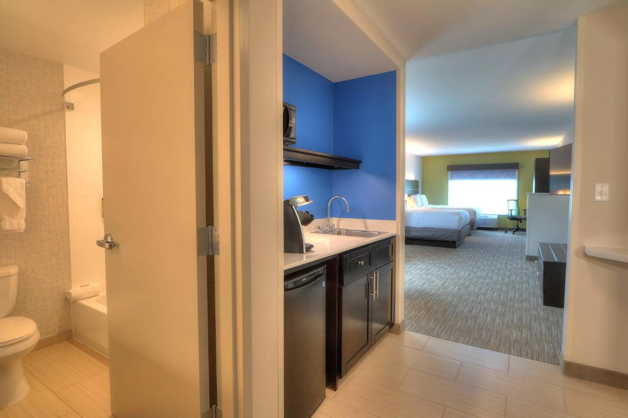 Photo of the whole room, Bed in Holiday Inn Express Hotel & Suites Mobile Saraland by IHG