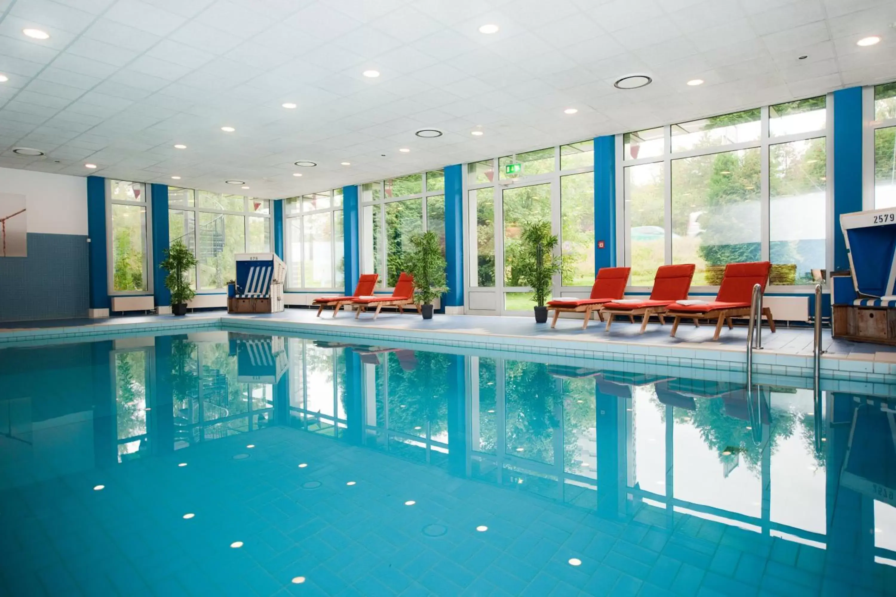 Shower, Swimming Pool in Mercure Stuttgart Sindelfingen an der Messe