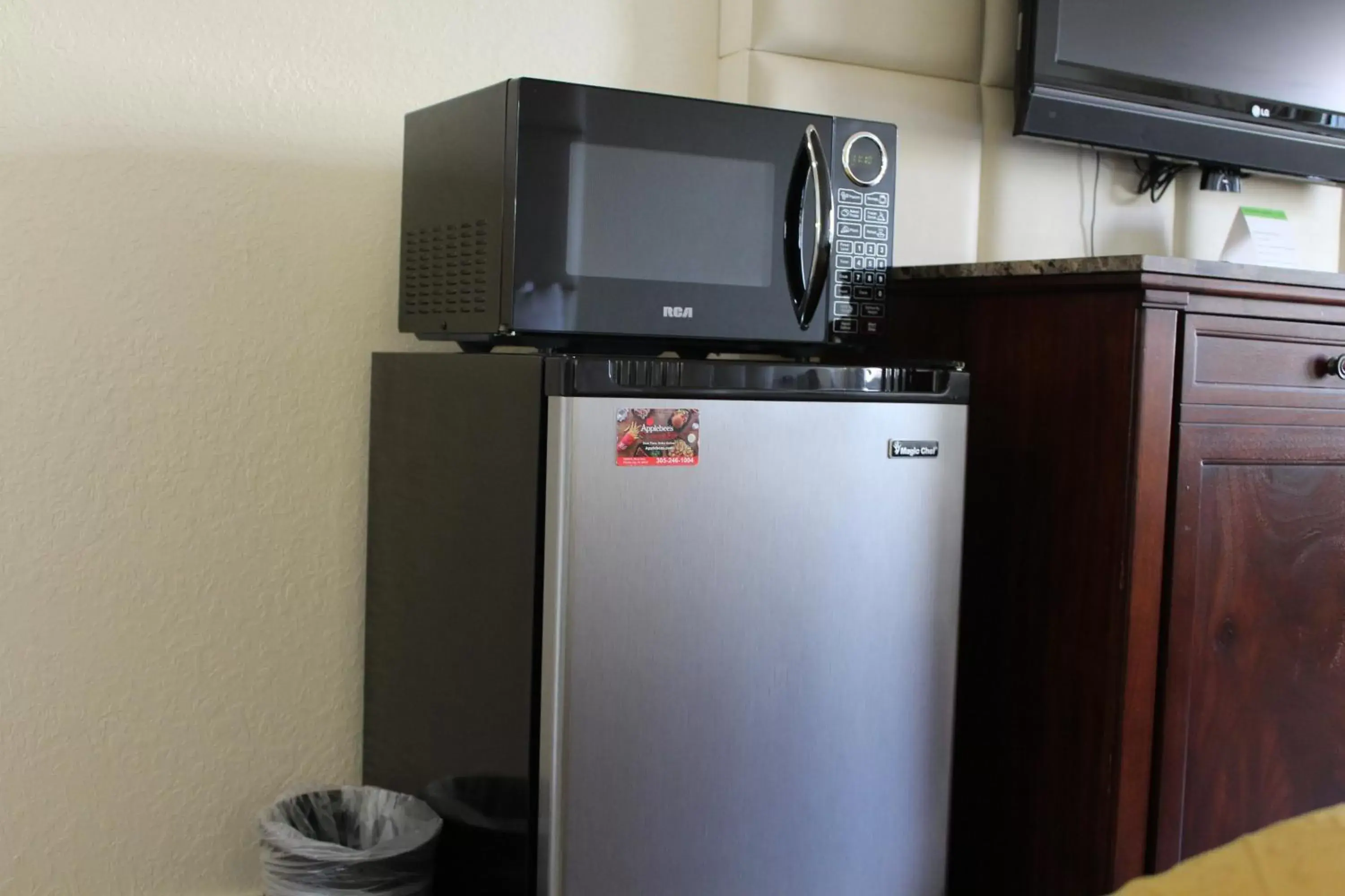 minibar, Kitchen/Kitchenette in Travelodge by Wyndham Florida City/Homestead/Everglades