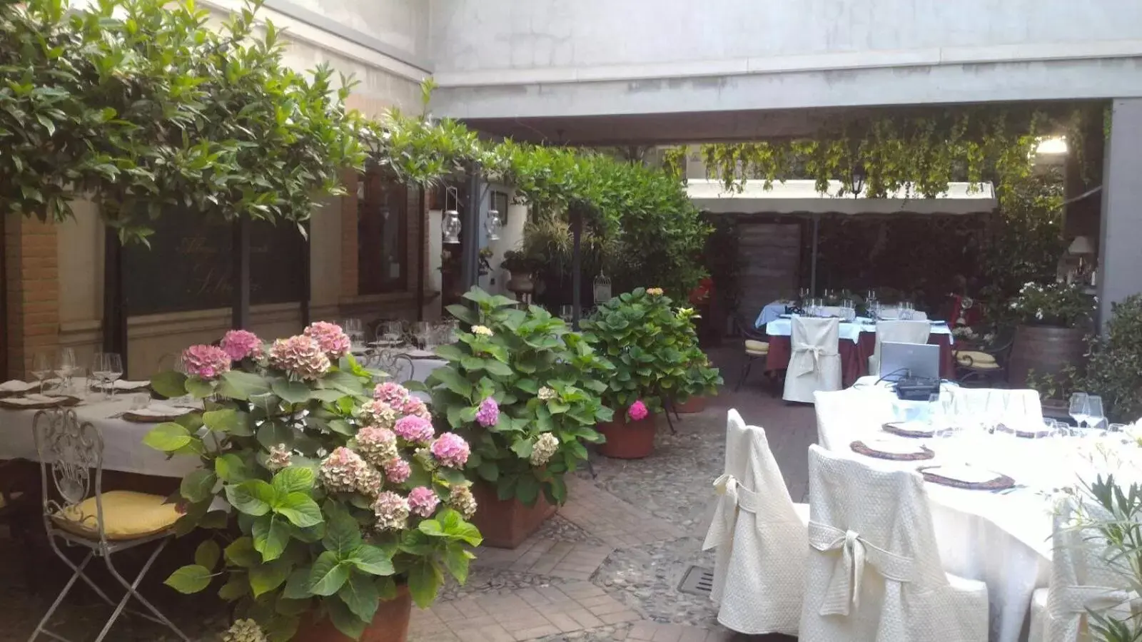 Restaurant/Places to Eat in Albergo Selvatico