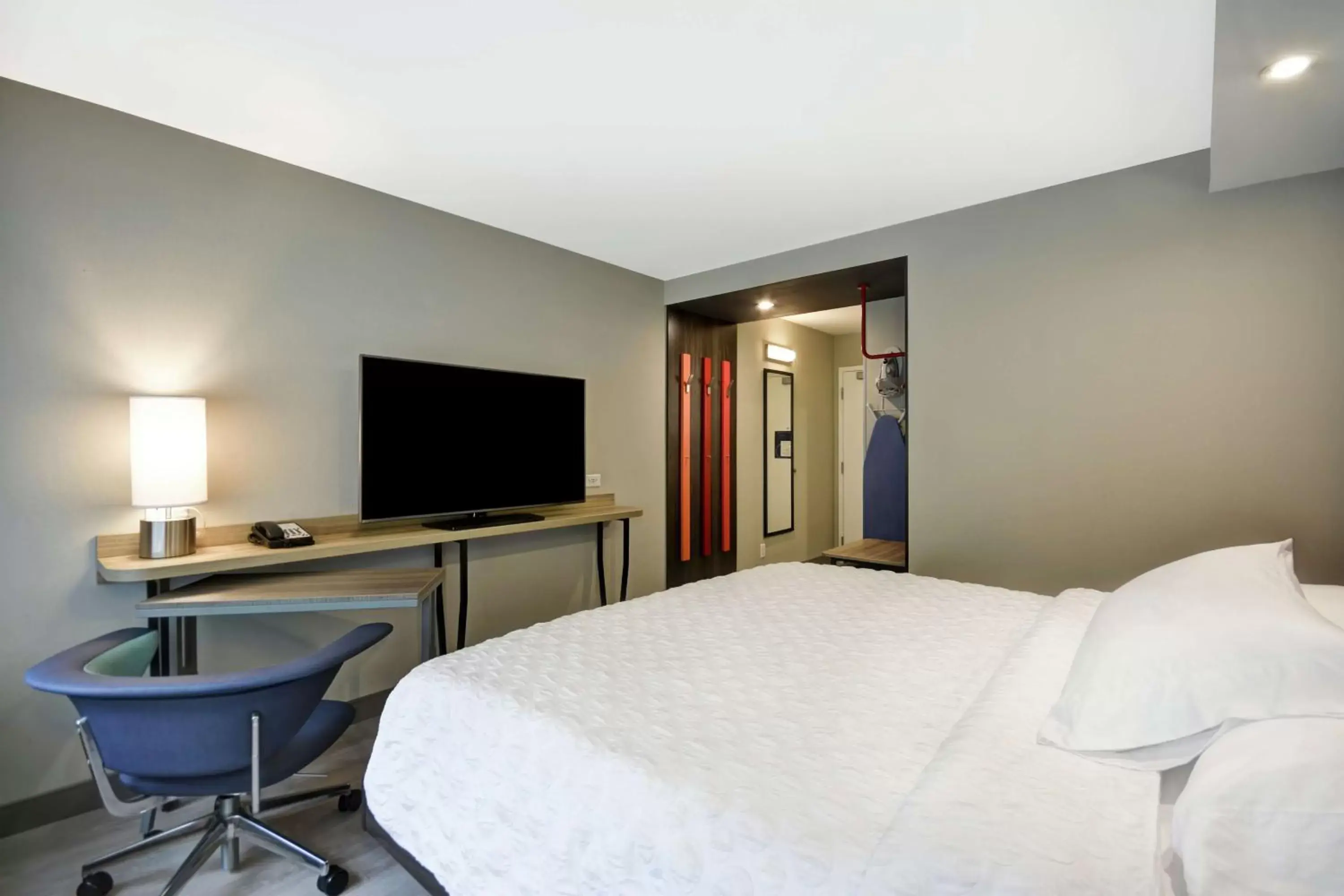 Bedroom, TV/Entertainment Center in Tru By Hilton Chicopee Springfield
