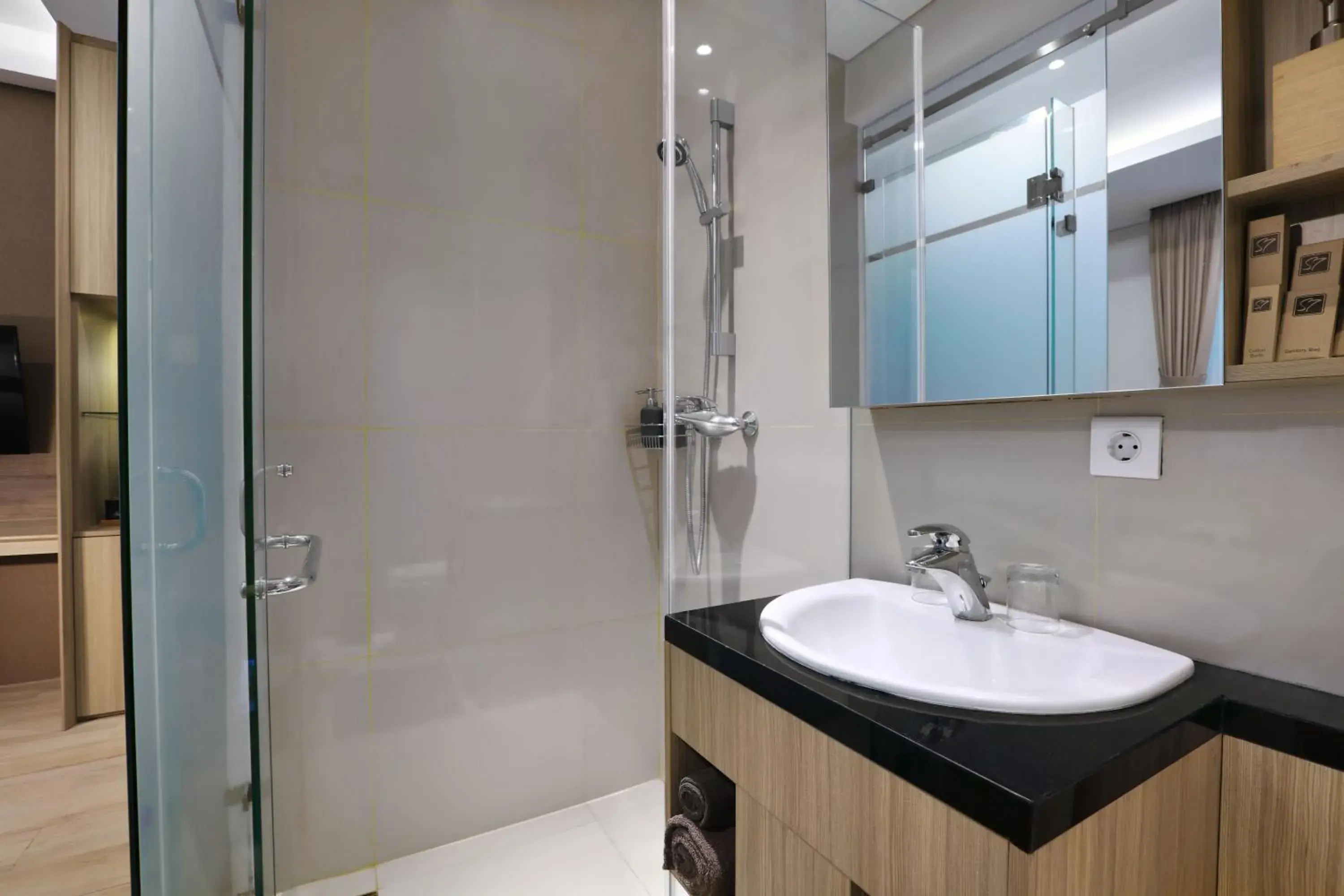 Shower, Bathroom in S7 SUITES GANDARIA