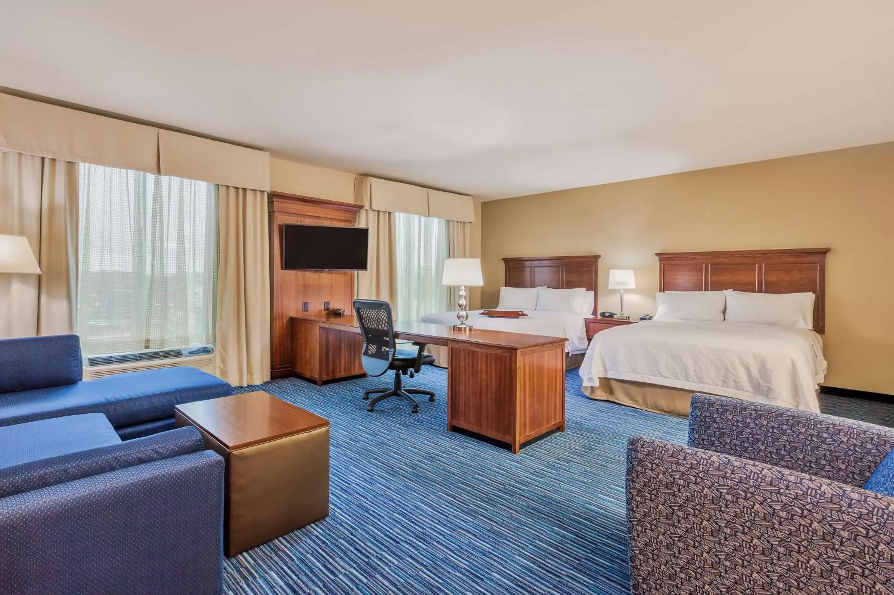 Bed in Hampton Inn & Suites Owensboro Downtown Waterfront