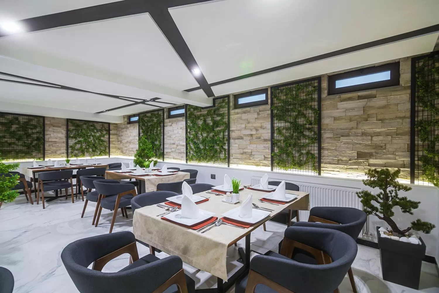 Restaurant/Places to Eat in Hotel Regal