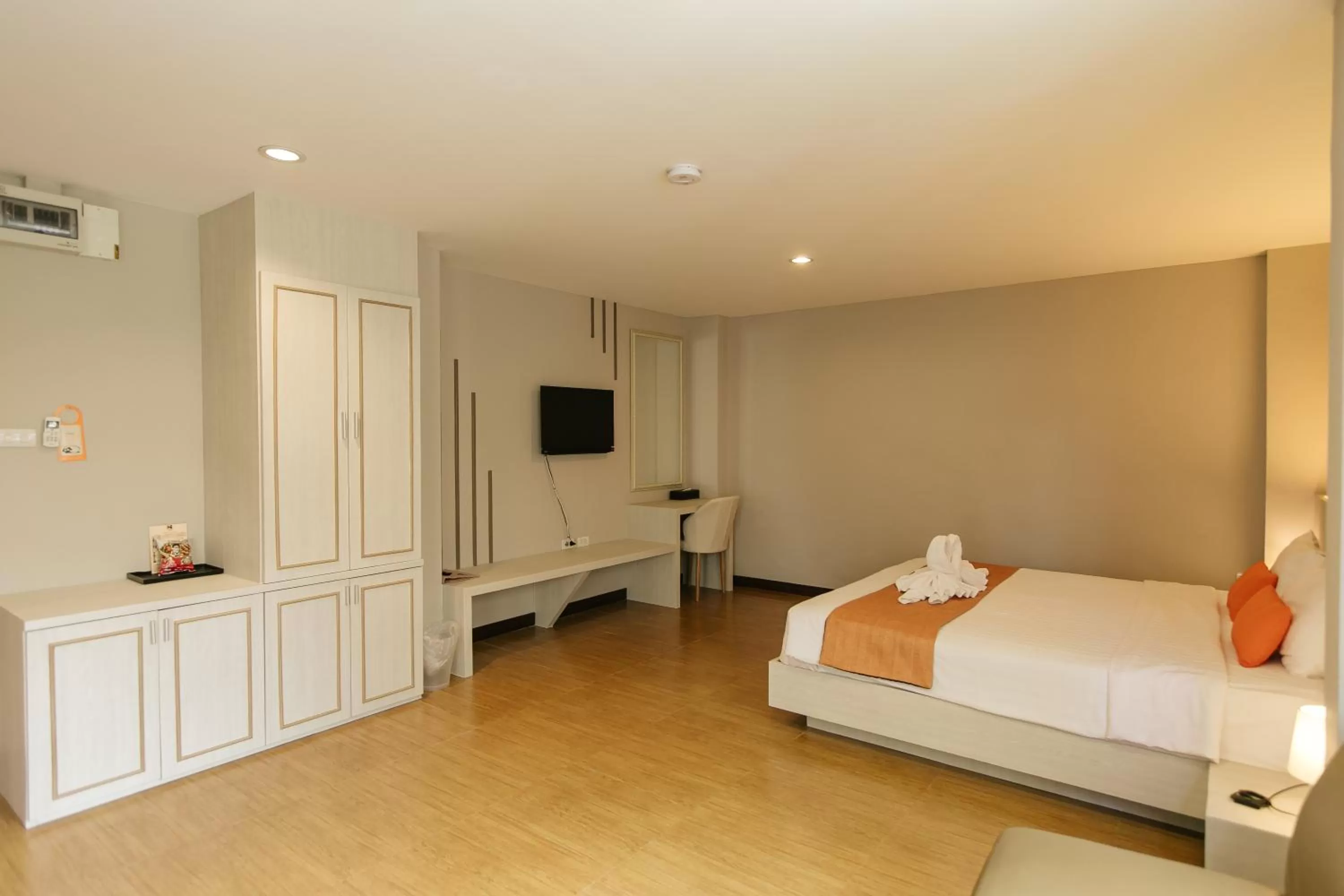 Communal lounge/ TV room, Bed in De Hug Hotel & Residence