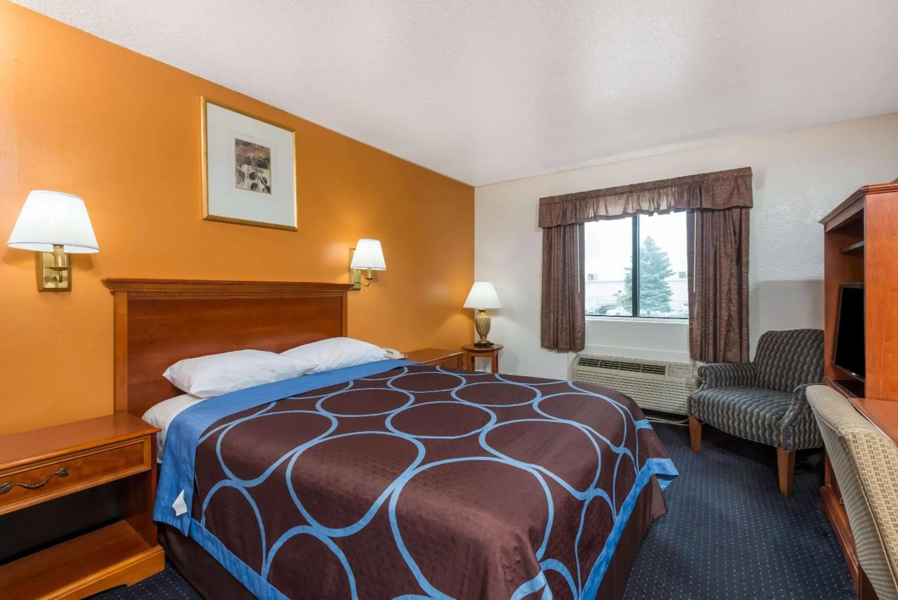 Photo of the whole room, Bed in Super 8 by Wyndham Hartford