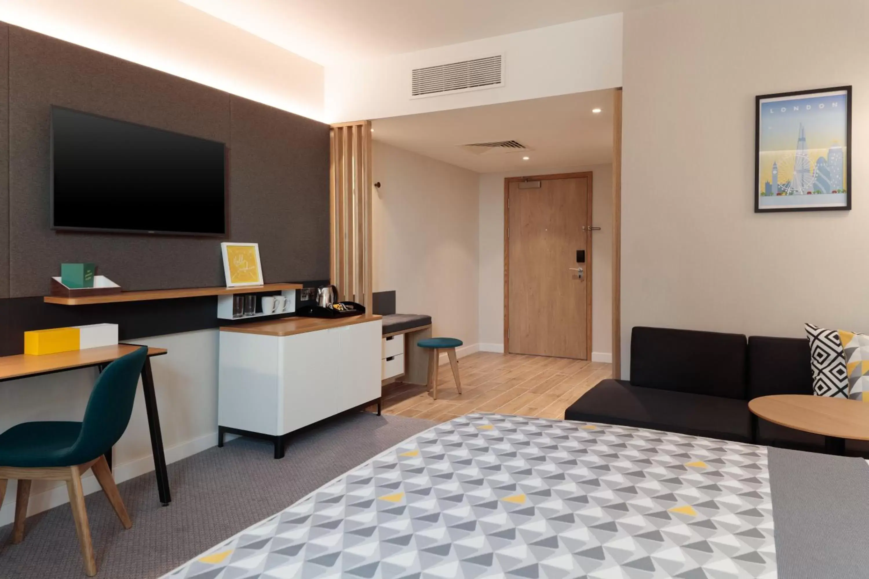 Bed, TV/Entertainment Center in Holiday Inn London Heathrow - Bath Road, an IHG Hotel