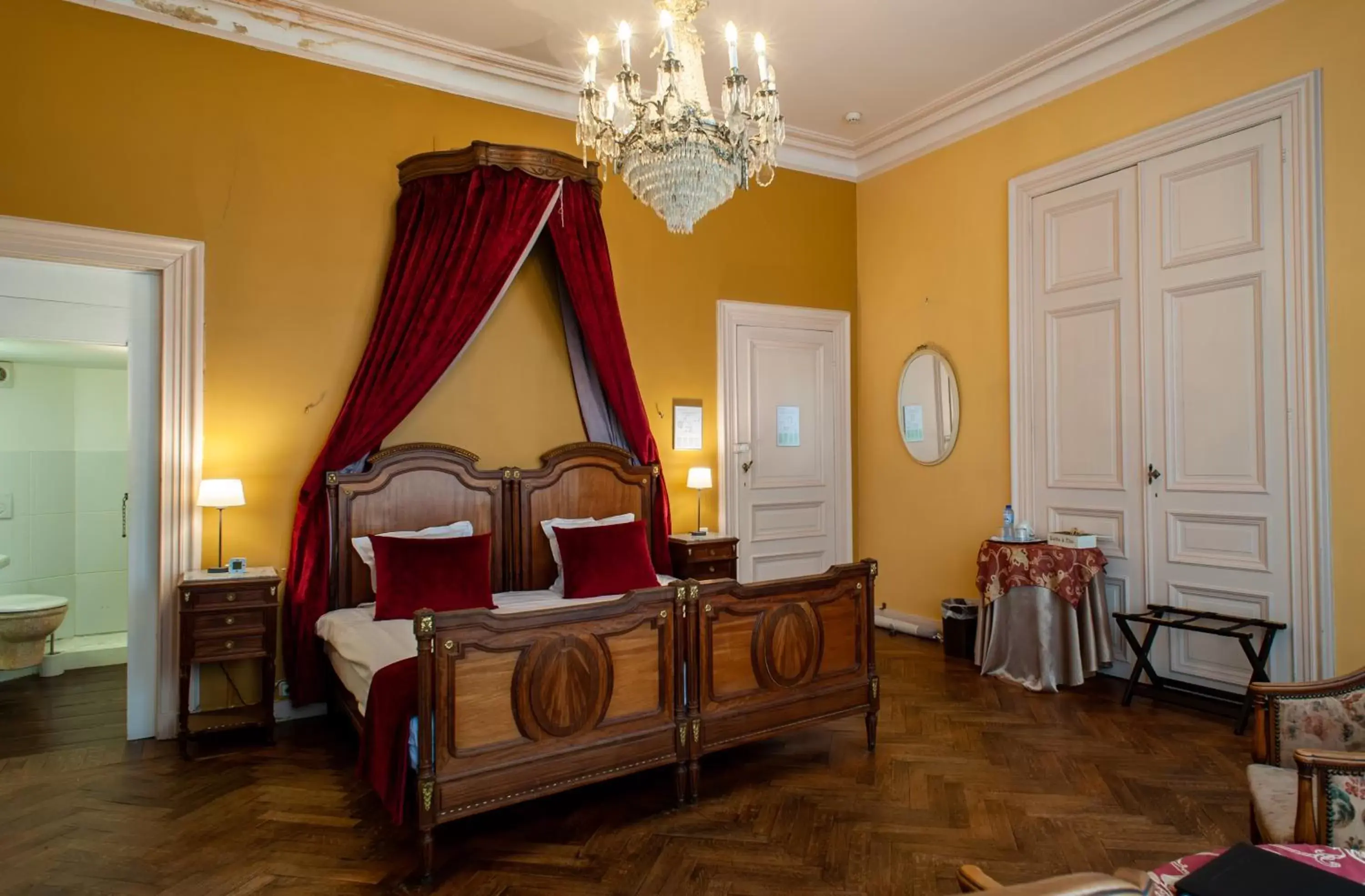 Bedroom, Bed in Charme Hotel Hancelot