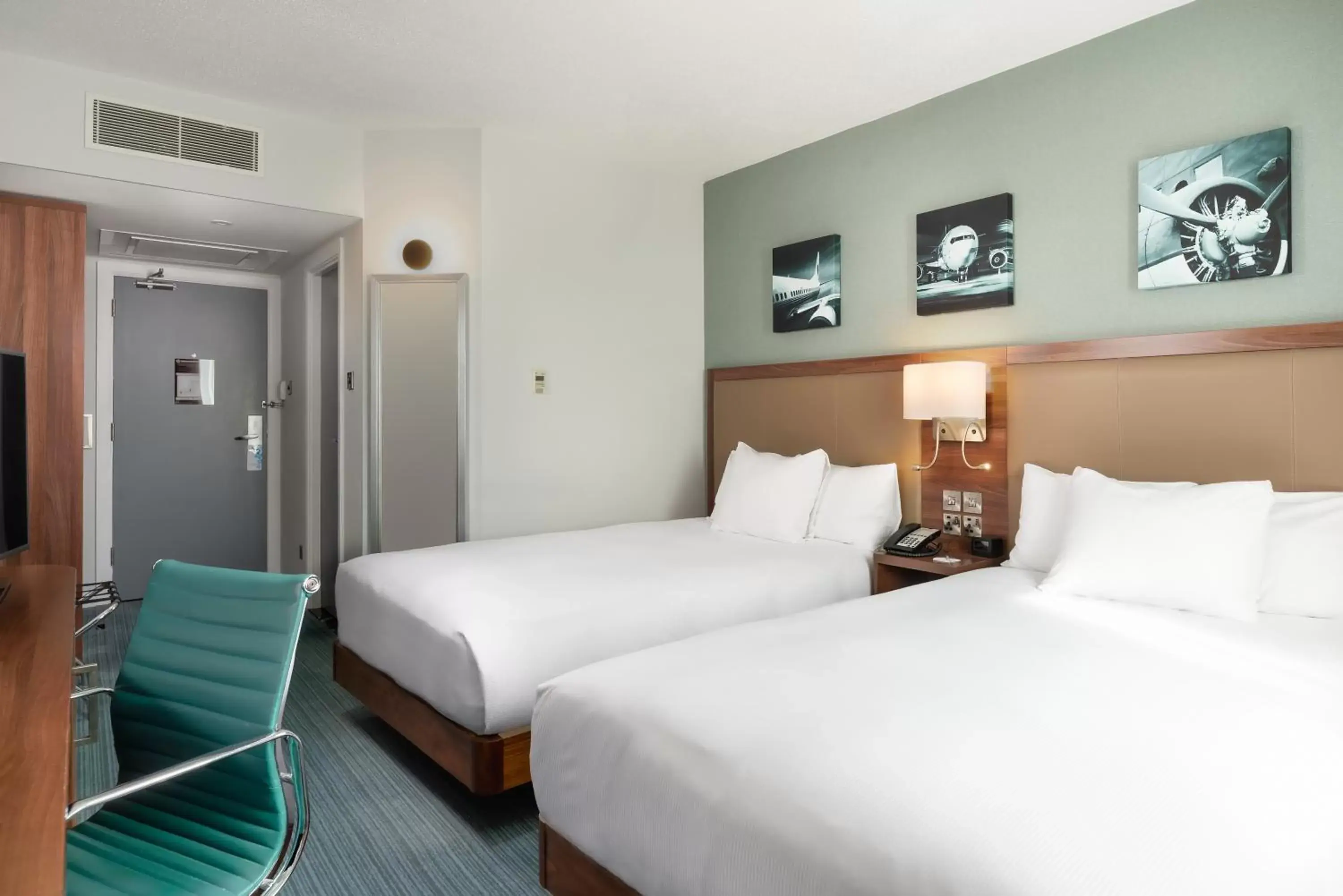 Property building, Bed in Hilton Garden Inn London Heathrow Airport Property building, Bed in Hilton Garden Inn London Heathrow Airport