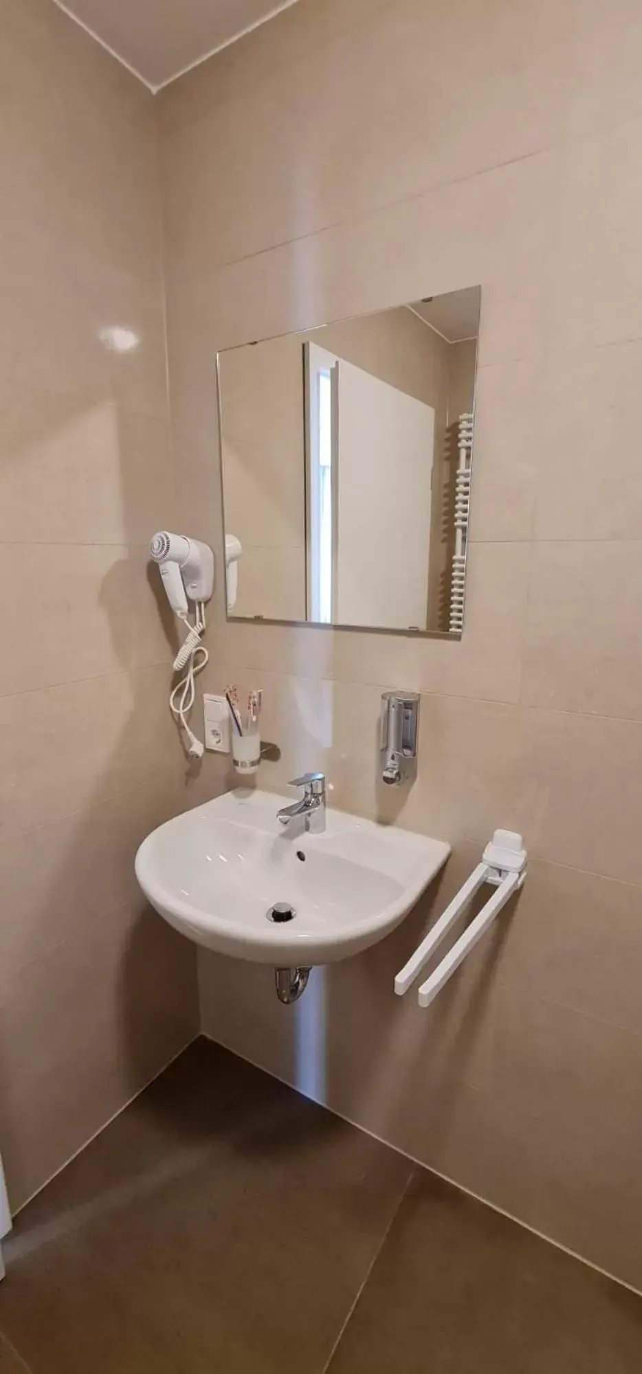 Budget Double Room in check-inn hotels - Offenbach Budget Double Room in check-inn hotels - Offenbach