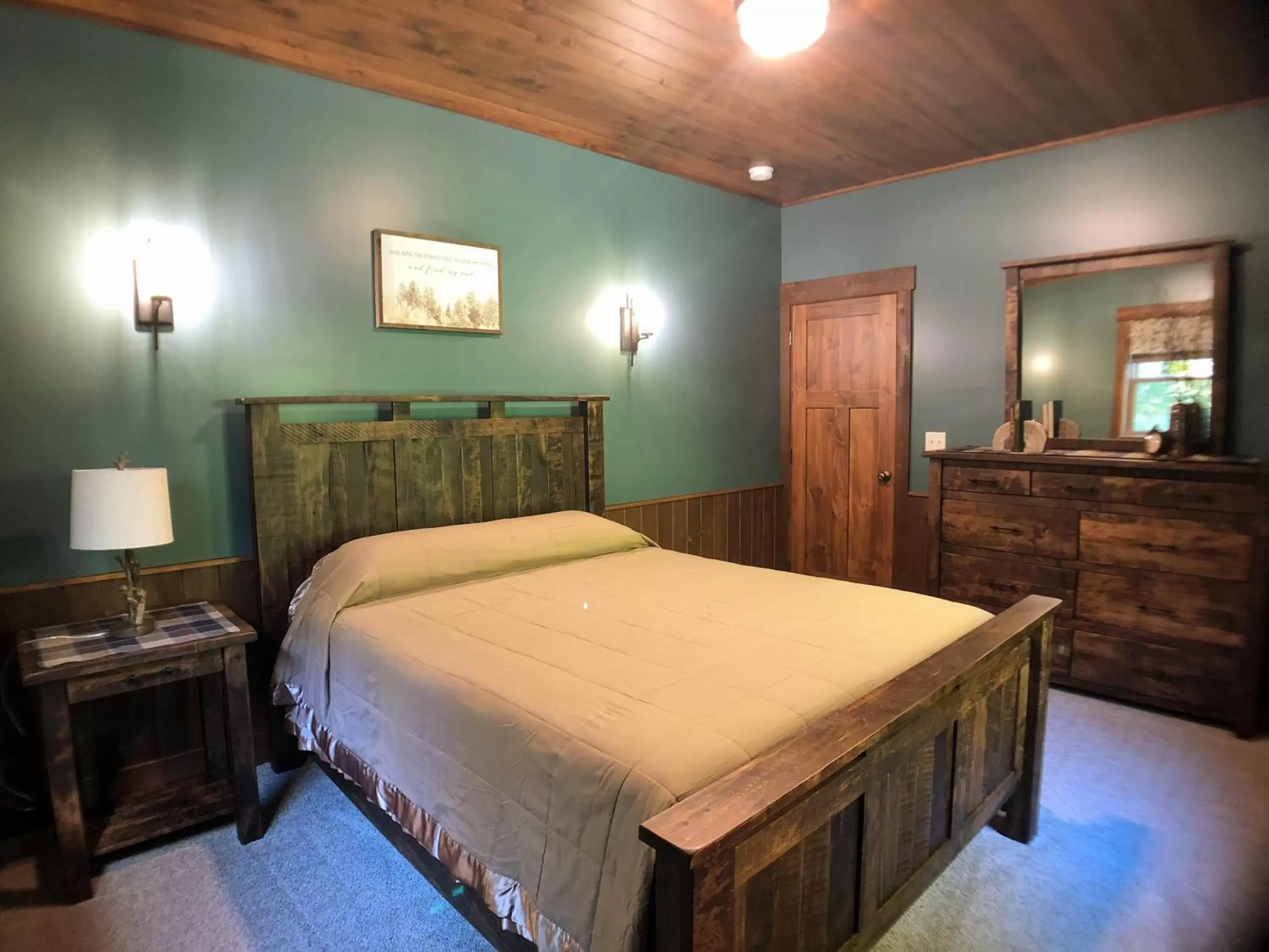 Bed in Sojourner's Lodge & Log Cabin Suites