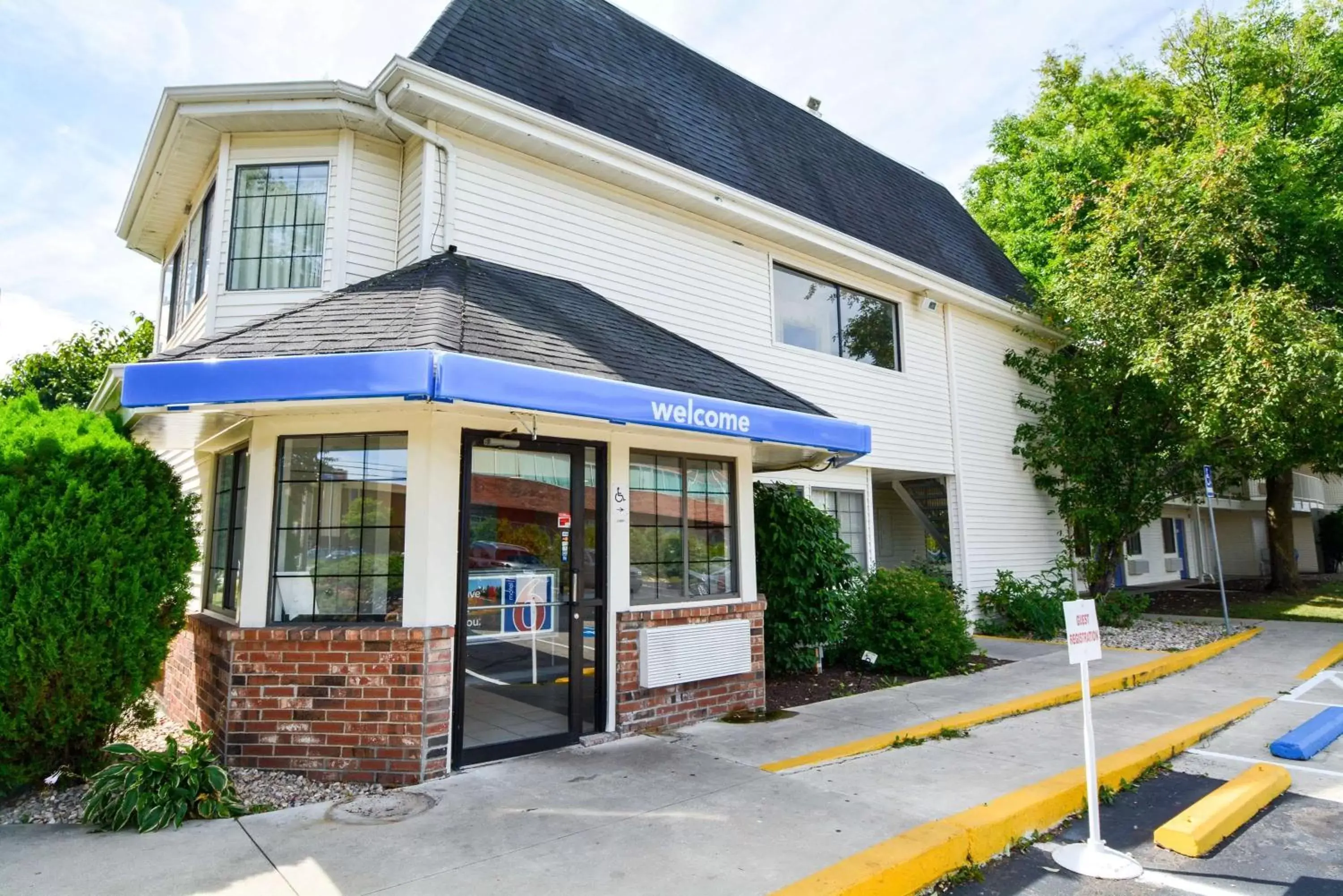 Property building in Motel 6-Wethersfield, CT - Hartford