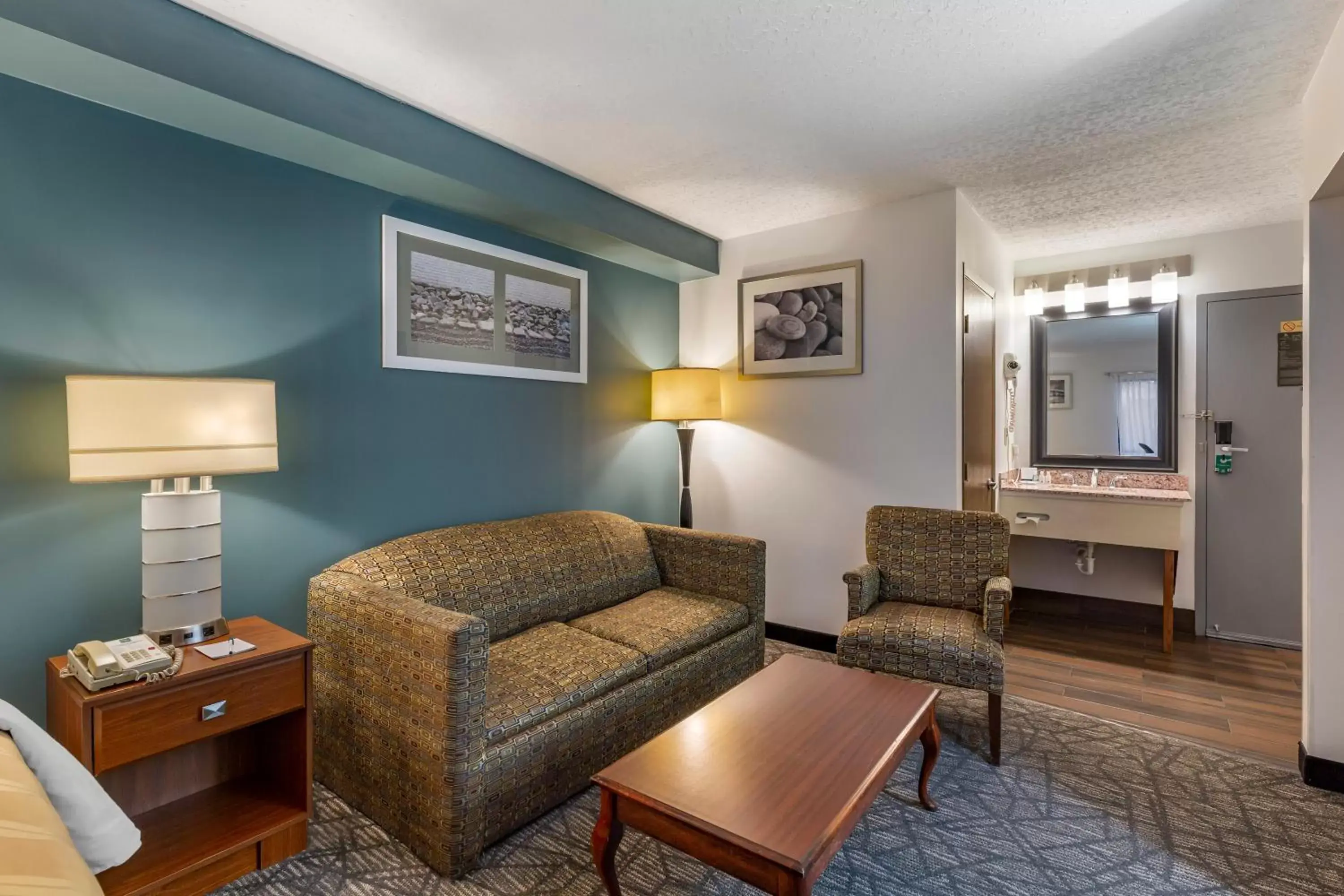 Photo of the whole room, Seating Area in Quality Inn Austintown-Youngstown West