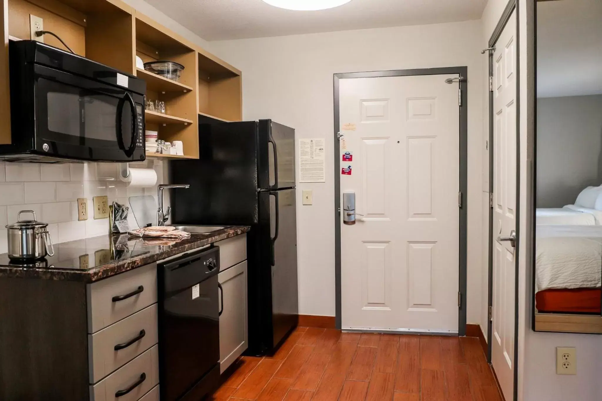 Photo of the whole room, Kitchen/Kitchenette in Candlewood Suites Richmond Airport, an IHG Hotel